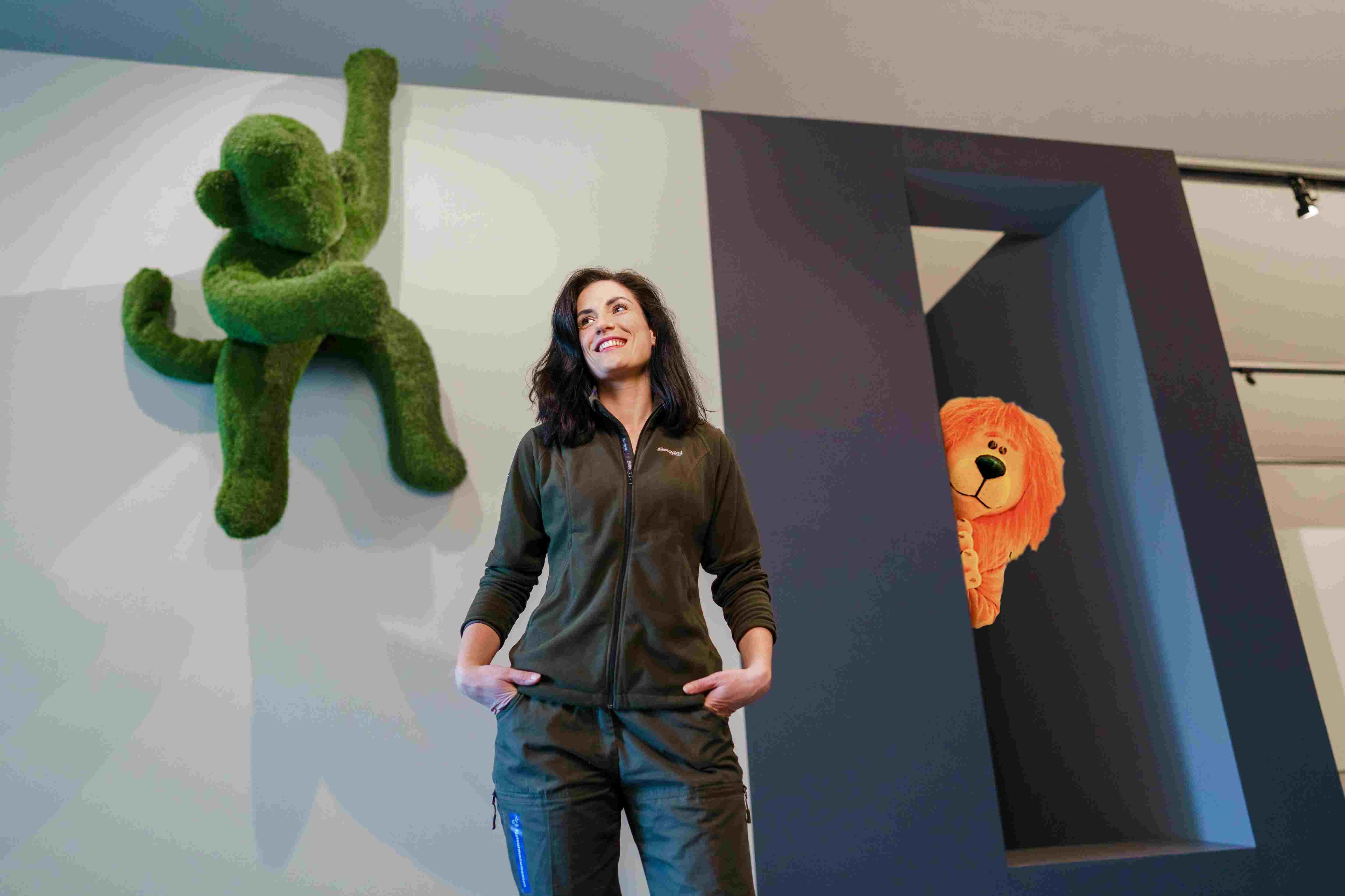 Boswachter Natascha Hokke samen met de ING Leeuw bij het werk Swing (2020) van Marjolijn Mandersloot, te zien in de tentoonstelling We Are Animals. Foto Marco De Swart Kunstbuzz Natascha Hokke met ING Leeuw LR.jpg