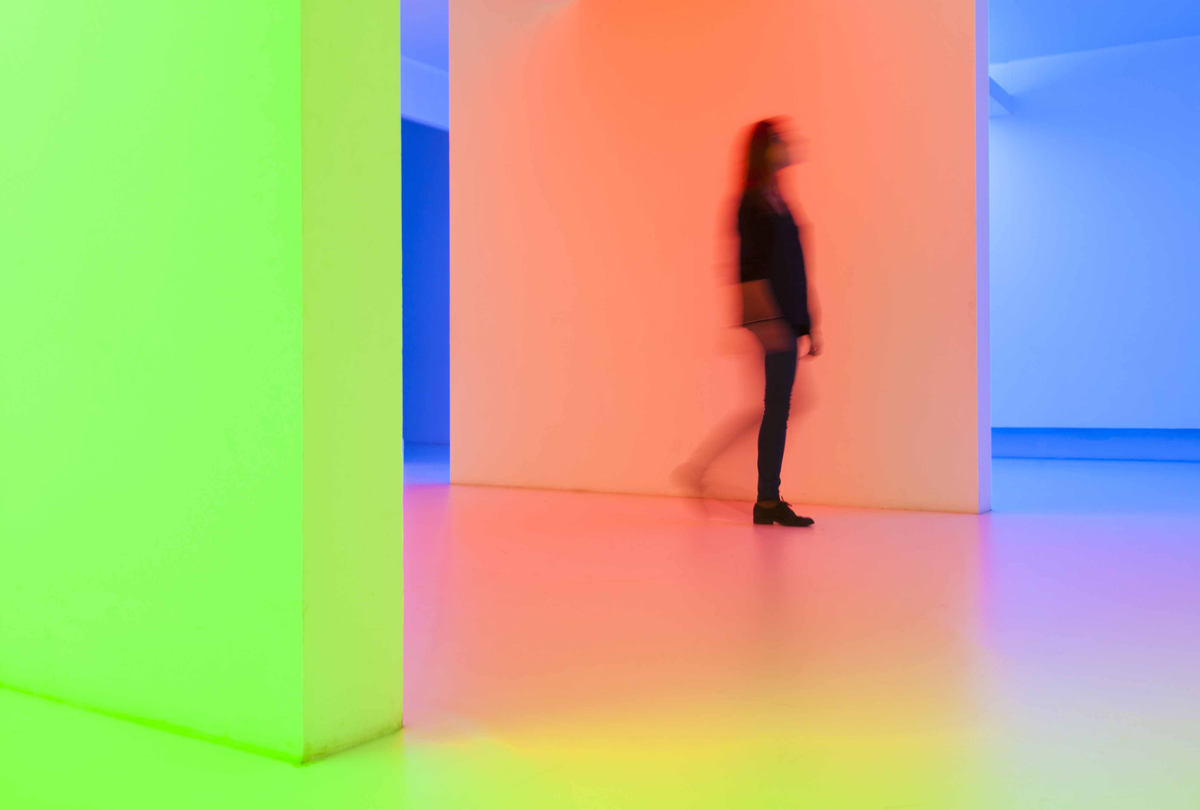 Carlos Cruz-Diez Chromosaturation, 1965 Lichtinstallatie, Particuliere collectie, Installatieshot van de tentoonstelling ‘Dynamo, A Century of Light and Motion in Art’ in Grand Palais, Parijs, 2013 26 – Carlos Cruz-Diez, Chromosaturation, 1965-2013..jpg