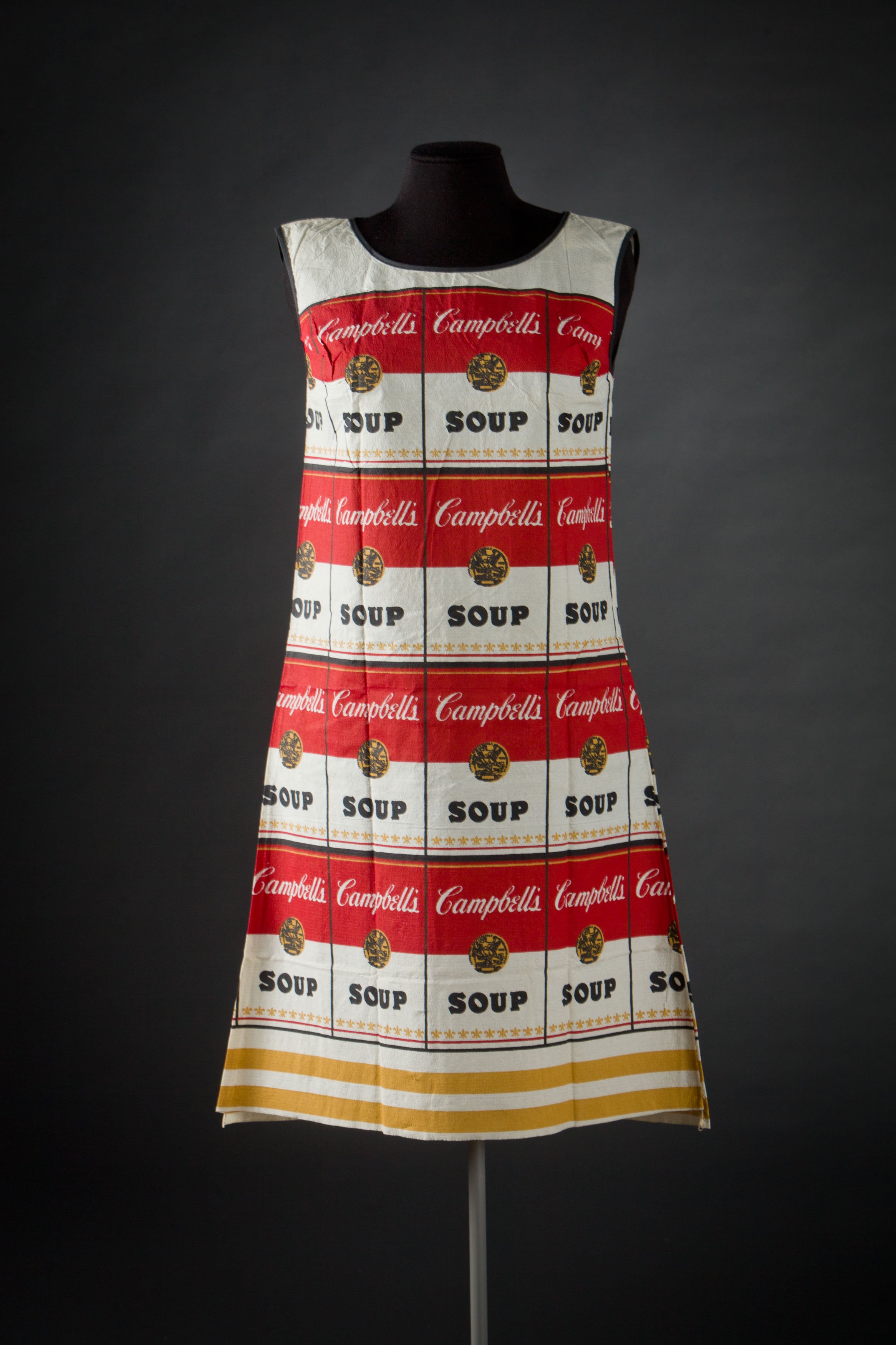 3. The Souper Dress, Scott Paper, 1966, © Modemuseum Hasselt - foto Kristof Vrancken.jpg