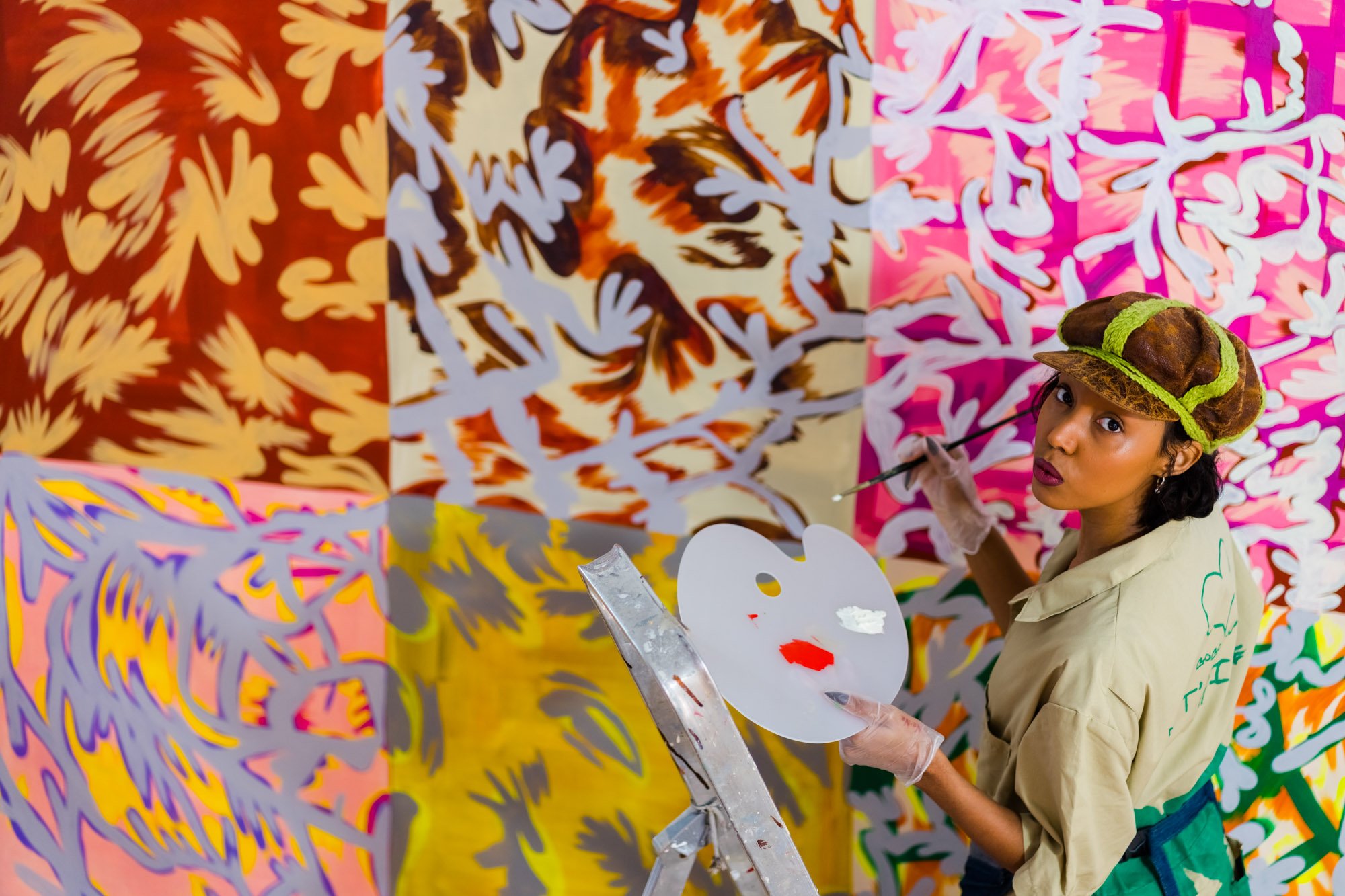 Fernanda in haar atelier foto, Marco De Swart Marlou Fernanda Low Res 28.JPG
