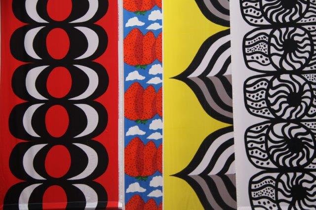 Designs Kaivo, 1964, Mansikkavuoret 1969, Keisarinkruunu 1967, Nooa 1961, designer Maija Isola 01 - Stofontwerp (vlnr) Kaivo, 1964, Mansikkavuoret 1969, Keisarinkruunu 1967, Nooa 1961, Ontwerper Maija Isola.jpg
