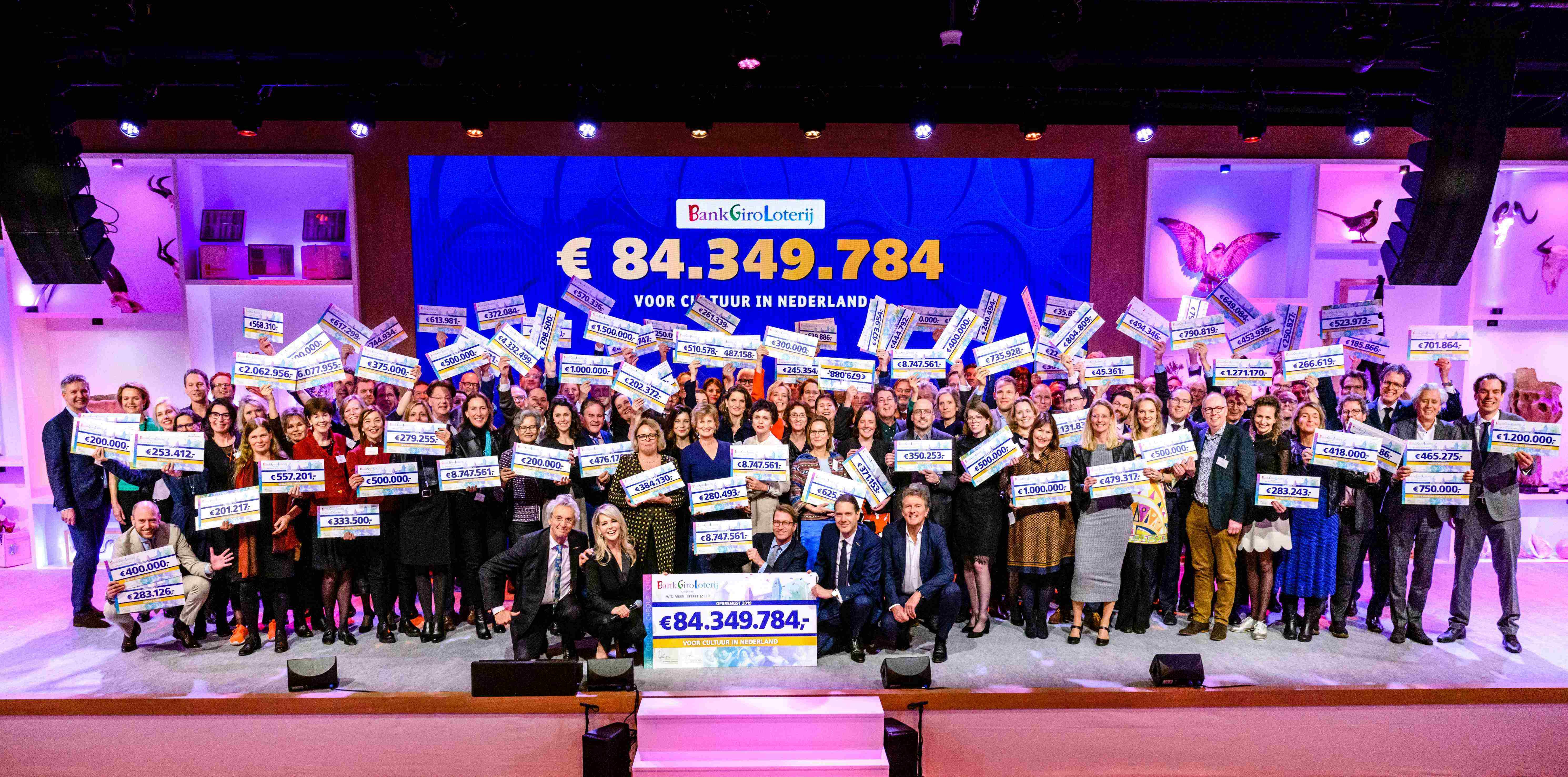 Uitreiking van de BankGiro Loterij bijdrage tijdens het Goed geld Gala. Foto Roy Beusker Fotografie zaalfoto_cheques.jpg