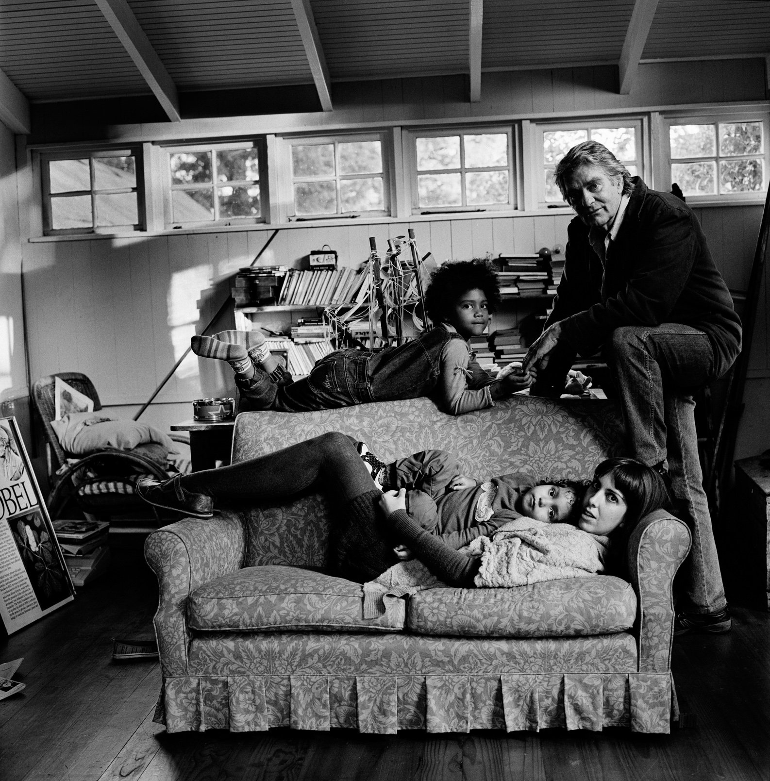 Katharine Cooper, Nina with her children Mayrie and Max and their Oupa Lindsay in the Beadle Street house in Grahamstown, South Africa, 2013, foto ©Katharine Cooper, courtesy of Flatland Gallery 7. Katharine Cooper, Nina with her children Mayrie and Max and their Oupa Lindsay.jpg