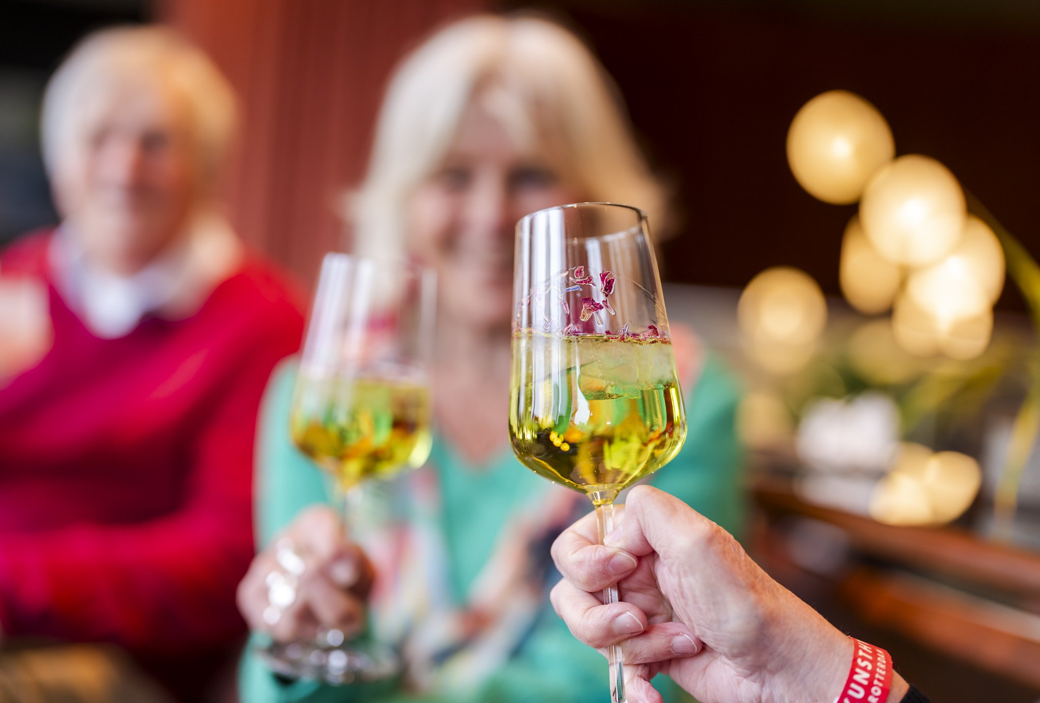 Flower Cocktail in het Haven Hotel, foto Marco De Swart FlowersTour_HavenHotelxKunsthal_27032026_FotoMarcoDeSwart (33).JPG