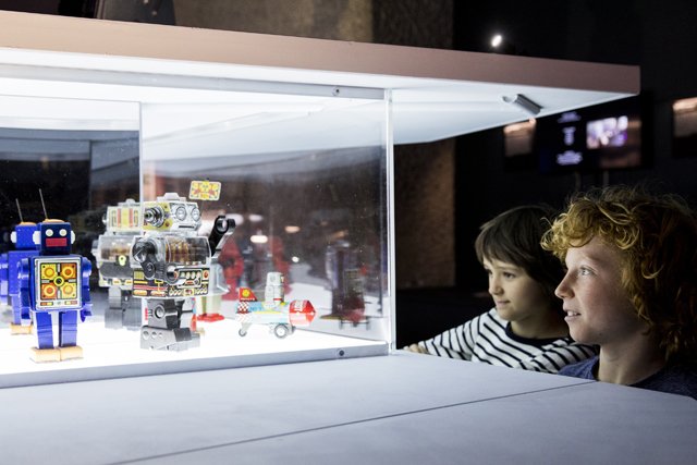 Speelgoedrobots circa 1950-1970, ‘Science Fiction: A Journey into the Unknown’ Foto credit Tristan Fewings / Getty Images 4 Into the Unknown_LR (2).jpg