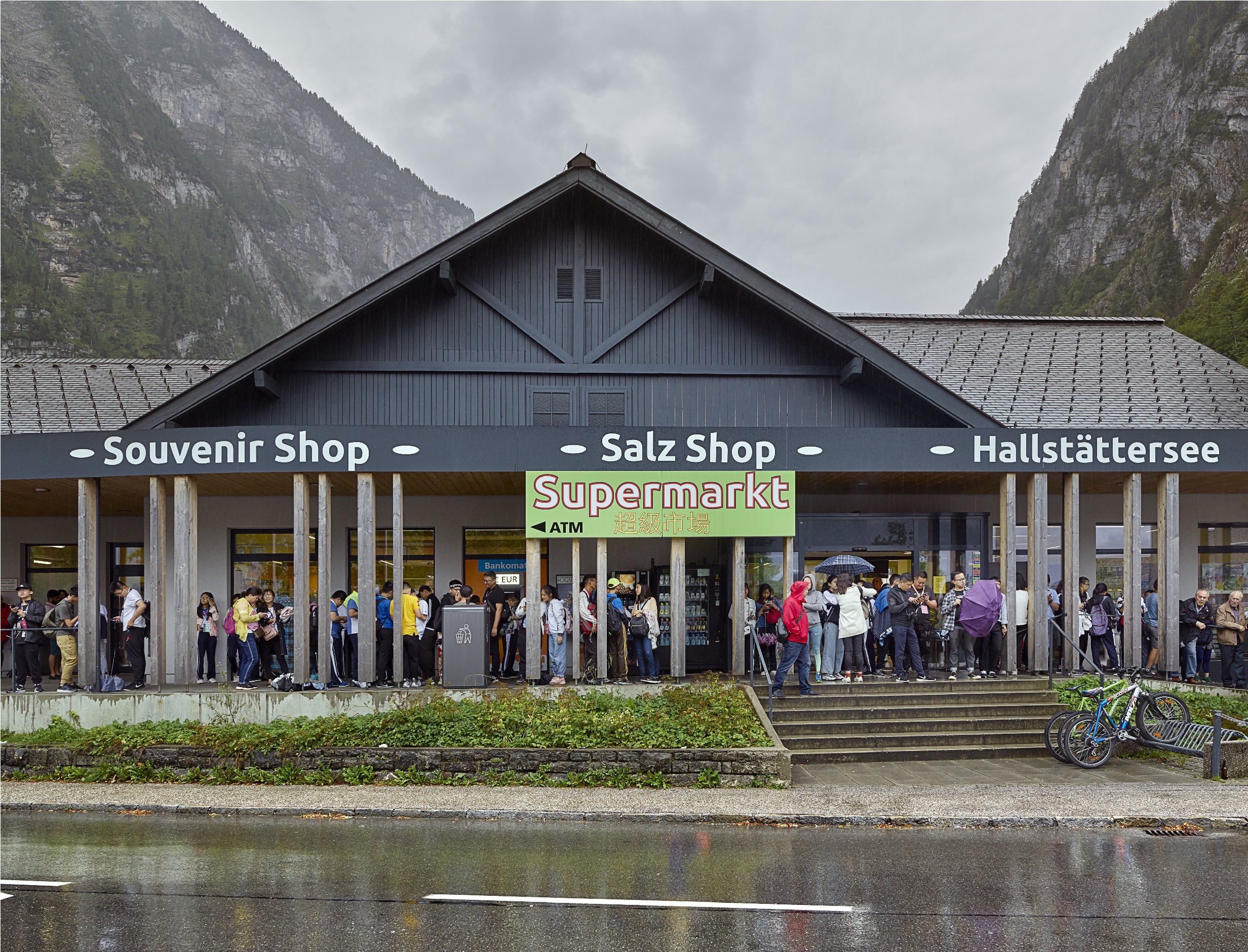 Salz Shop, 2019, Hallstatt, foto Hans Wilschut. De supermarkt in het dorp doet tevens dienst als de grootste toeristen shop Salz Shop.jpg