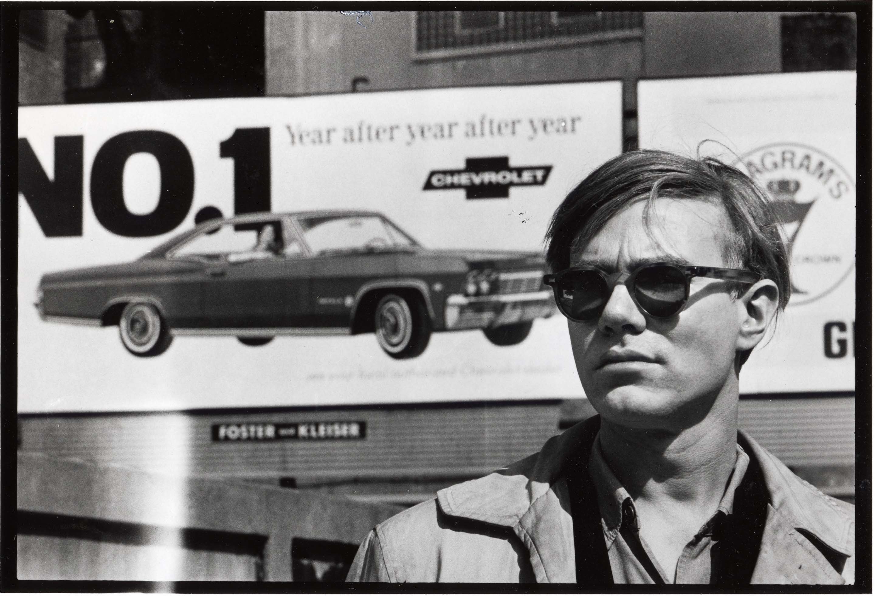 Andy Warhol at the Factory, New-York City, 1964, photo by David McCabe 02 Foto David McCabe, Andy Warhol -Chevy Sign, collectie Hugo and Carla Brown.jpg
