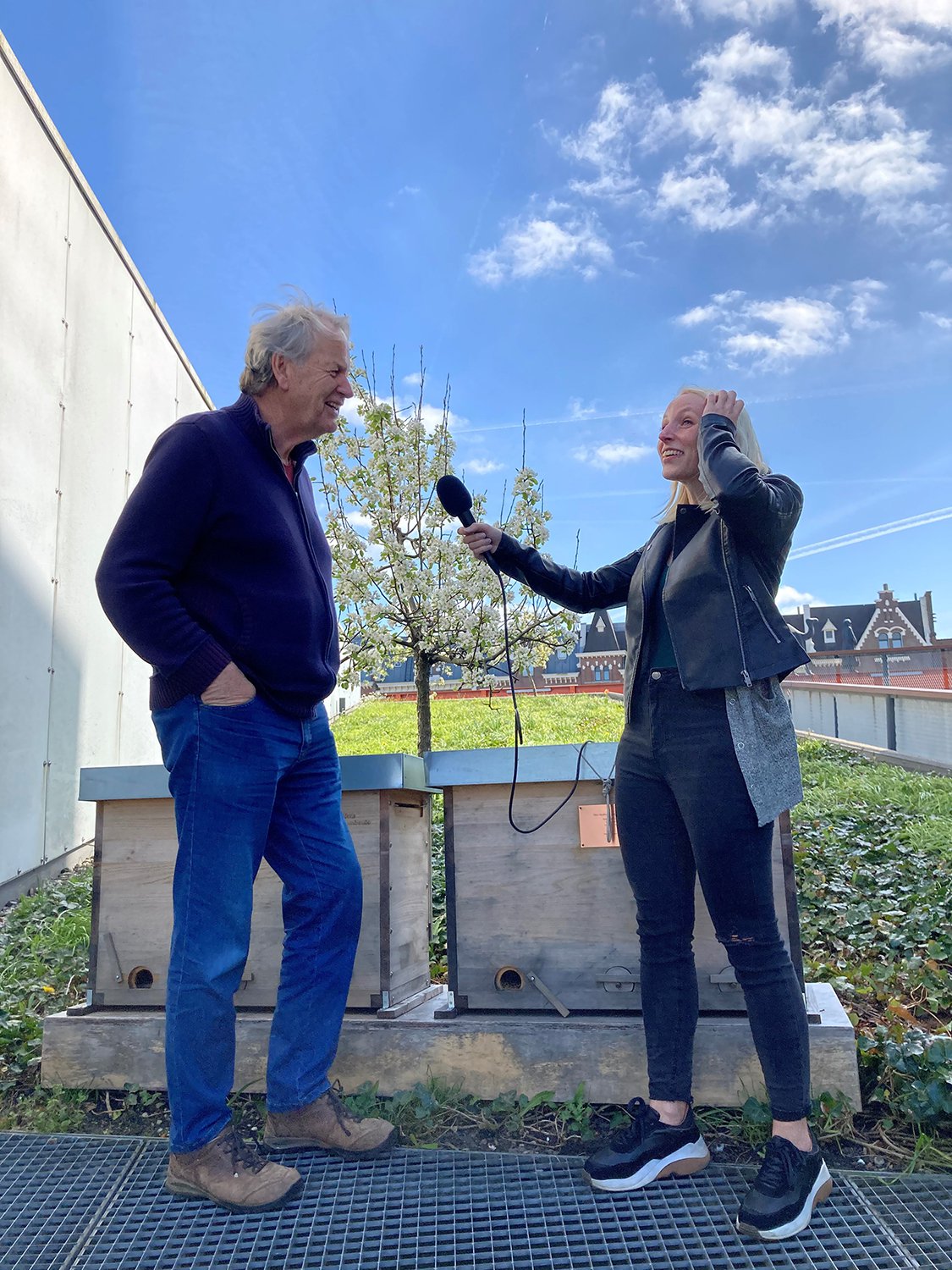 Imker Jos Willemse en podcastmaker Dide Vonk op het dak van de Kunsthal Jos en Dide op het dak van de Kunsthal.jpg