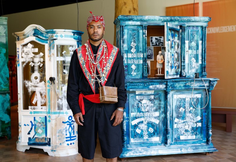 Auction cabinets artist Dominique Latoel