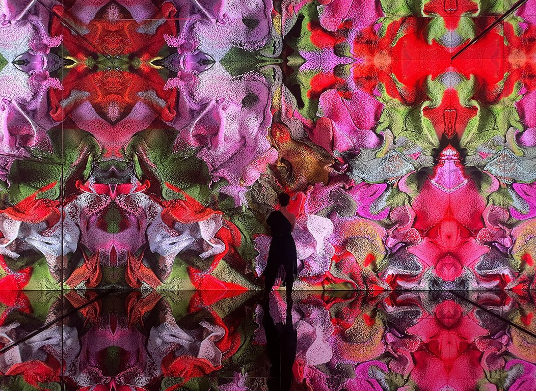 Metamorphosis: Serpenti, London, 2022 © Refik Anadol Studio Metamorphosis - Serpenti GOED2.jpg