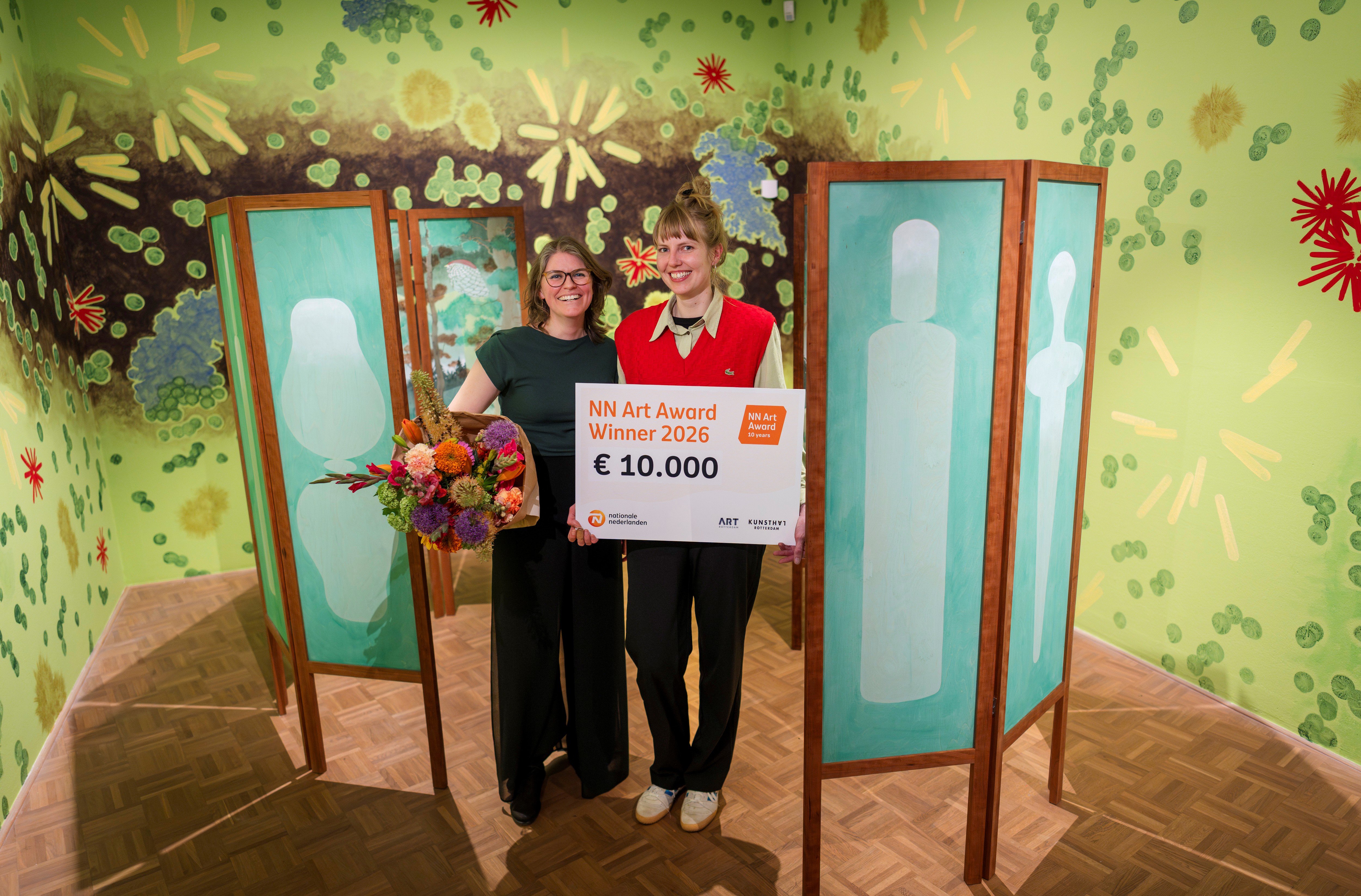 Fotobijschrift: Winnaar NN Art Award 2026 Fiona Lutjenhuis met conservator van de NN Kunstcollectie en juryvoorzitter Maartje de Roy van Zuydewijn. Foto: Marco De Swart winnaar NN Art Award 2026 foto Marco De Swart.jpg