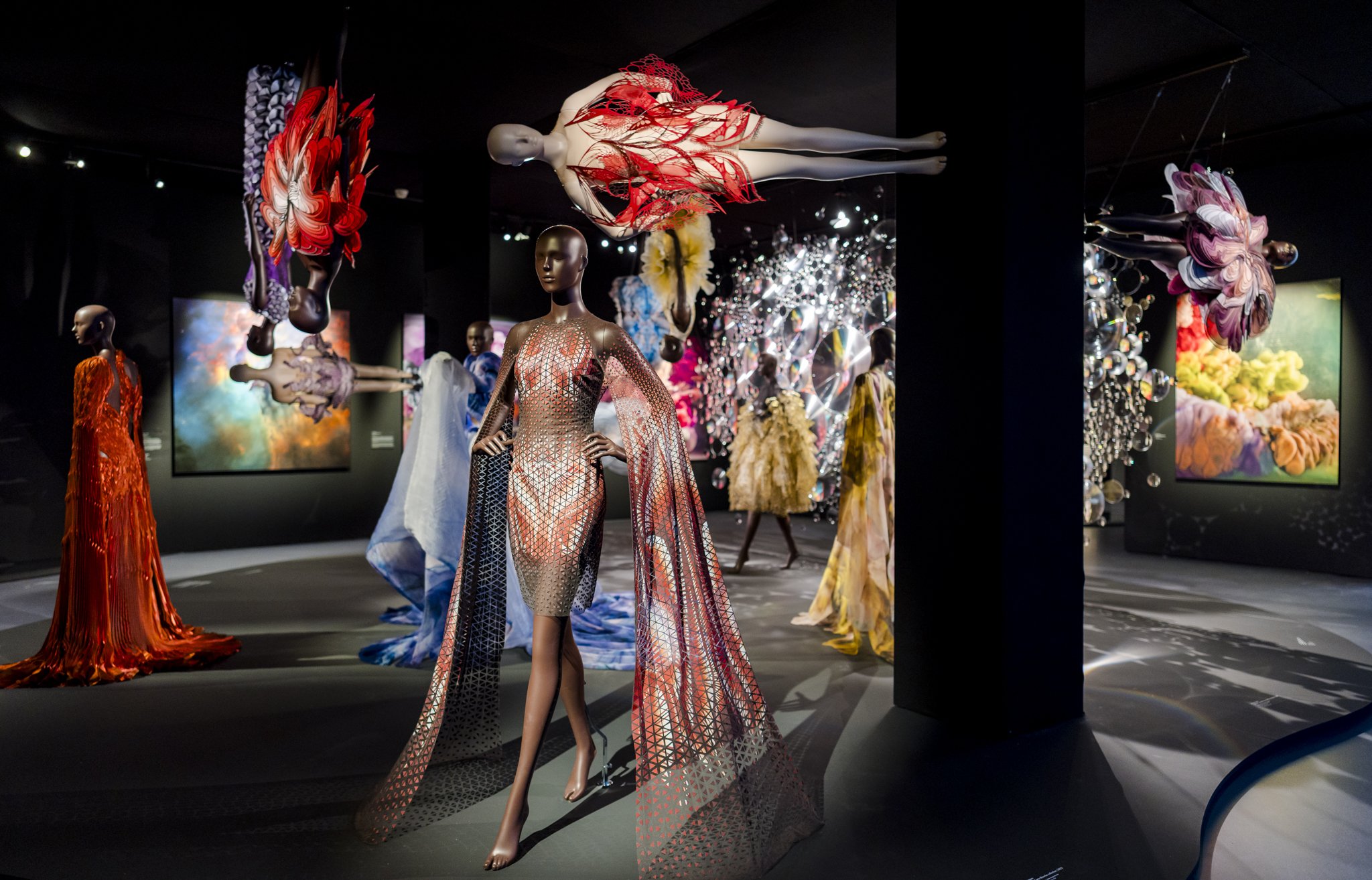 IrisvanHerpen_SculptingtheSenses_Kunsthal_MarcoDeSwart_LR (1).JPG