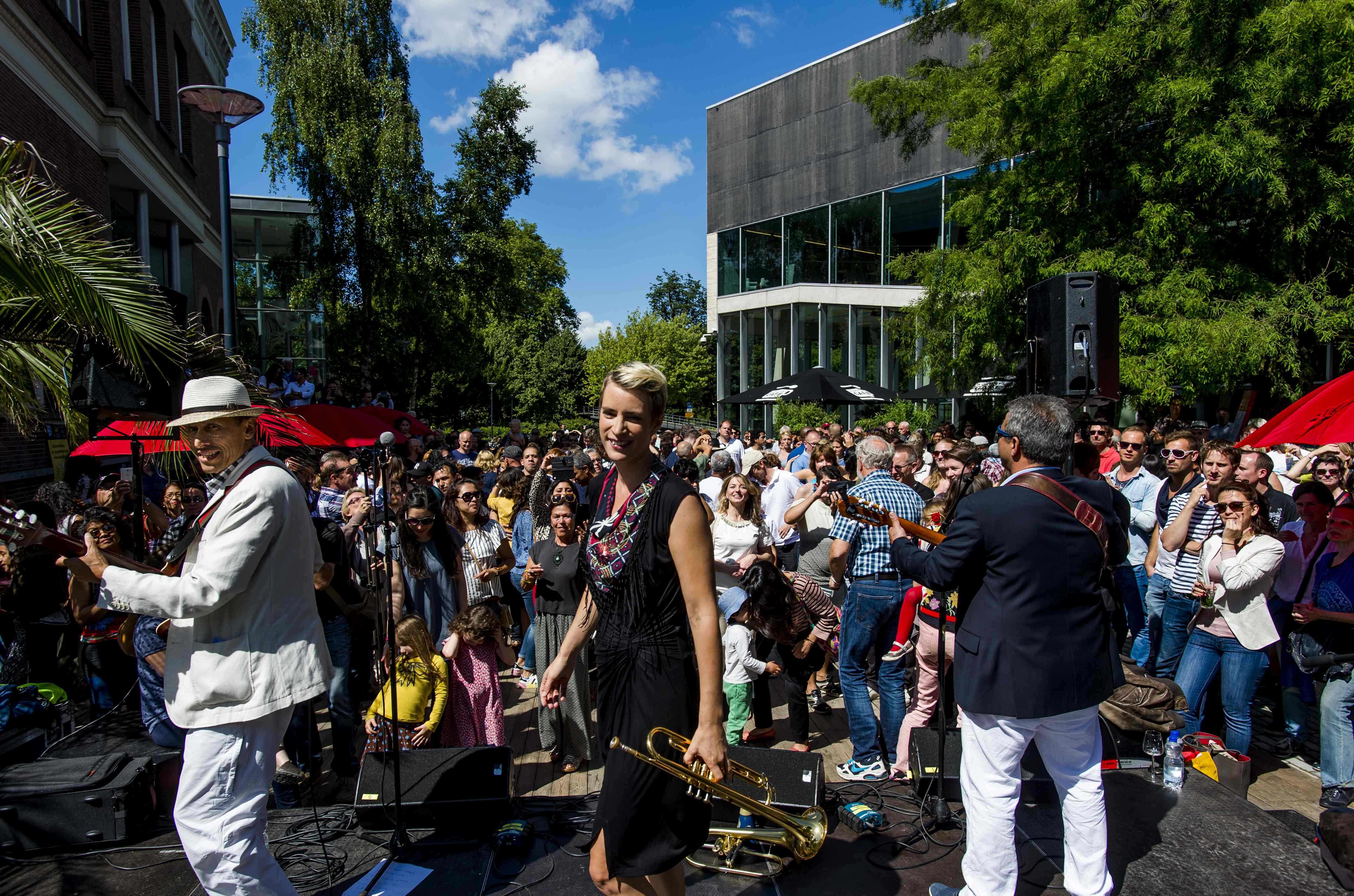 Latin Life Sundays, 3 juli 2016 (foto: Marco De Swart) Latin Life Sundays_Kunsthal_3juli2016_fotoMarcodeSwart (28).JPG