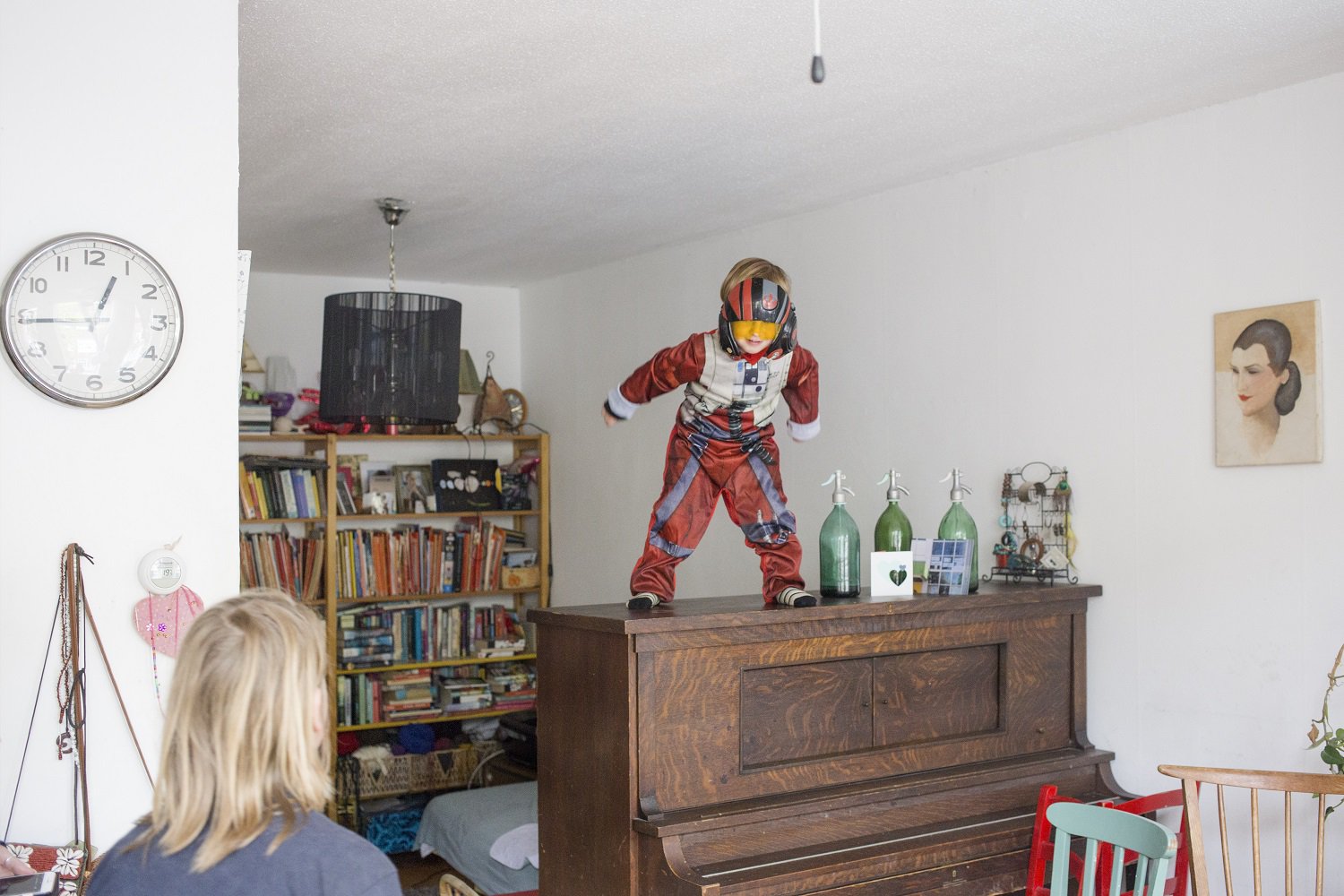 The Van den Bosch family, Rotterdam-North,1 May 2020. Ira (3) is currently home all day every day and sets the mood in the house. Photo: Naomi Modde Naomi Modde.jpg