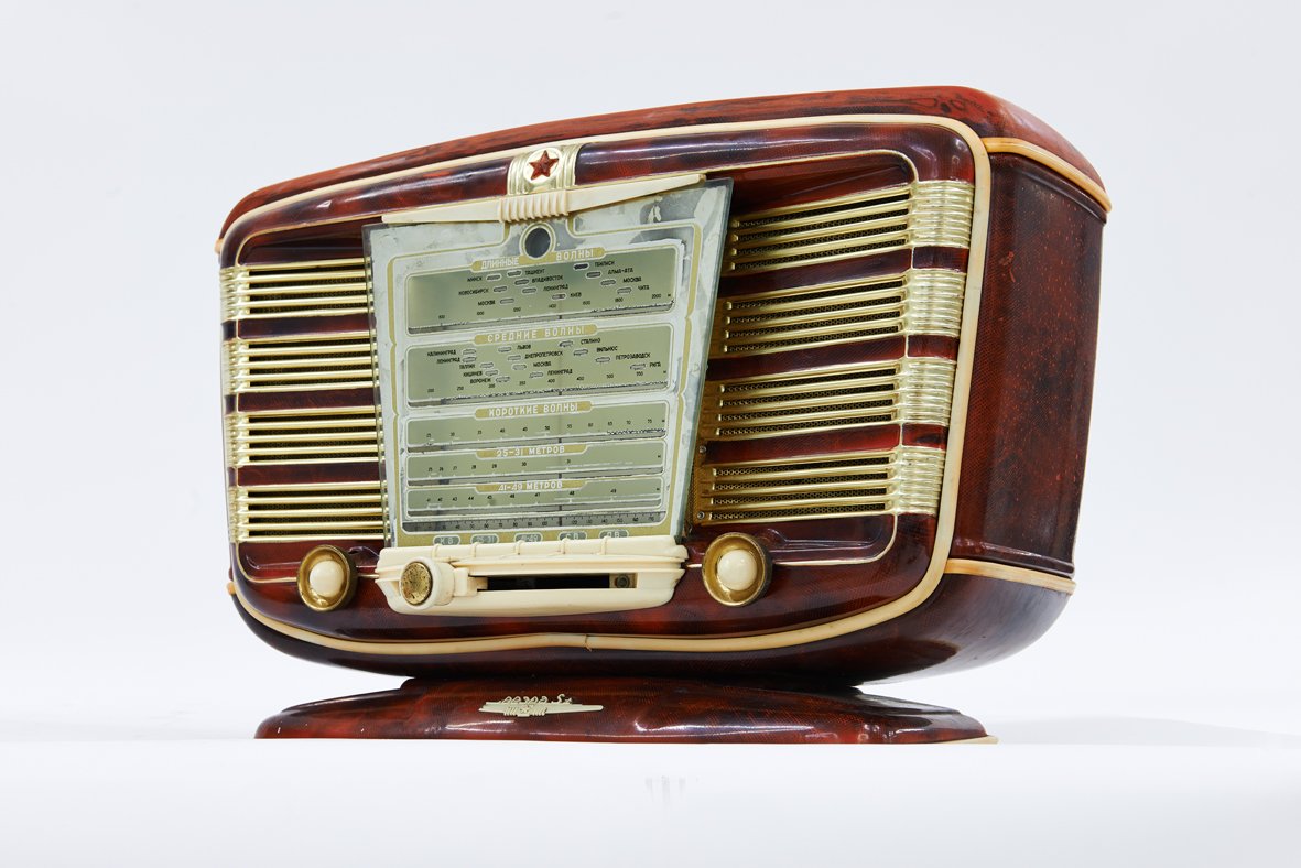 Zvezda, luxe radio, 1954 (kopie naar Frans toestel SNR Excelsior-52) Zvezda, luxe radio, 1954 (kopie naar Frans toestel SNR Excelsior 52).jpg