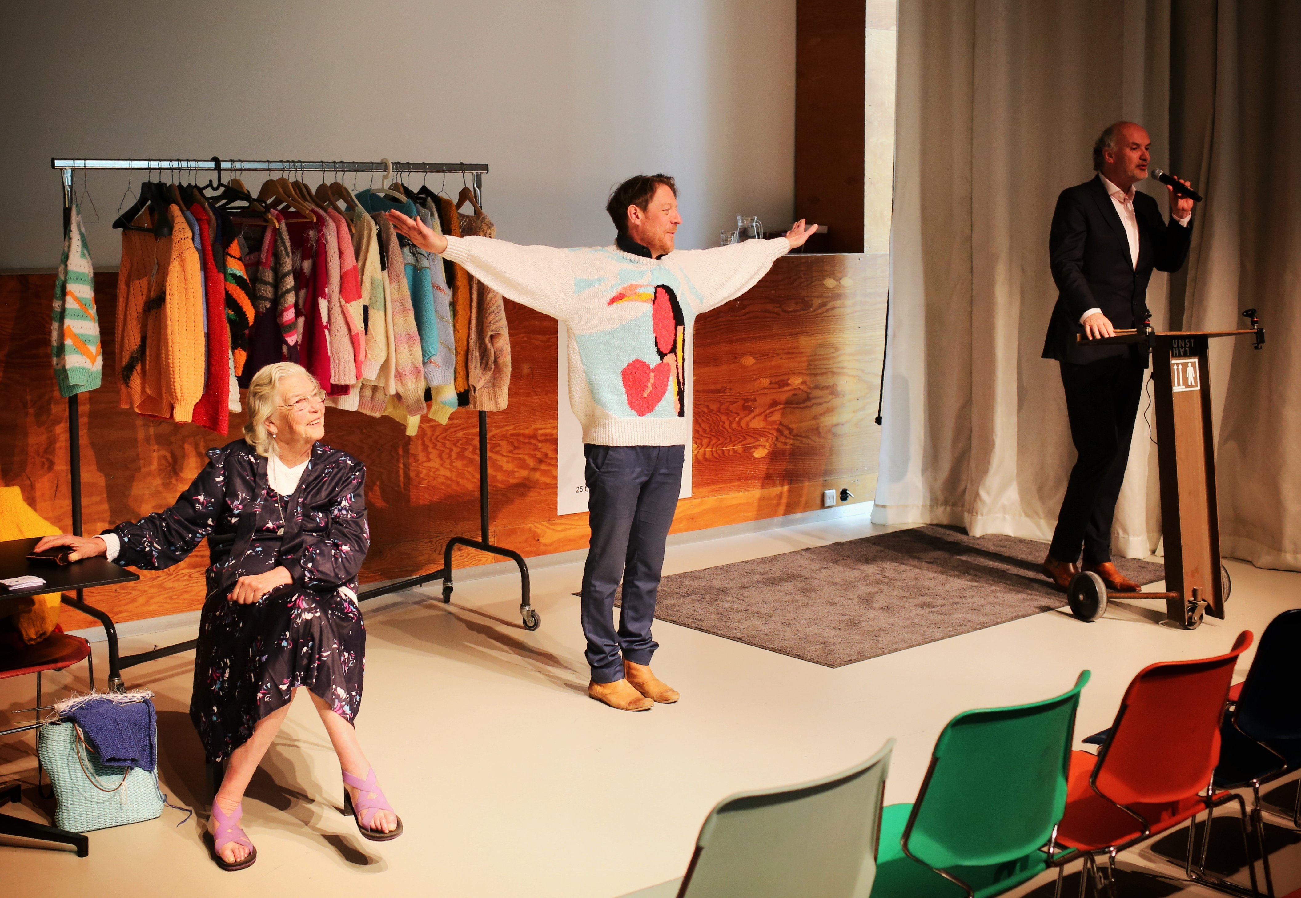 Sweater auction on account of the exhibition ‘Truien van Loes’, March 2014 IMG_4150.JPG