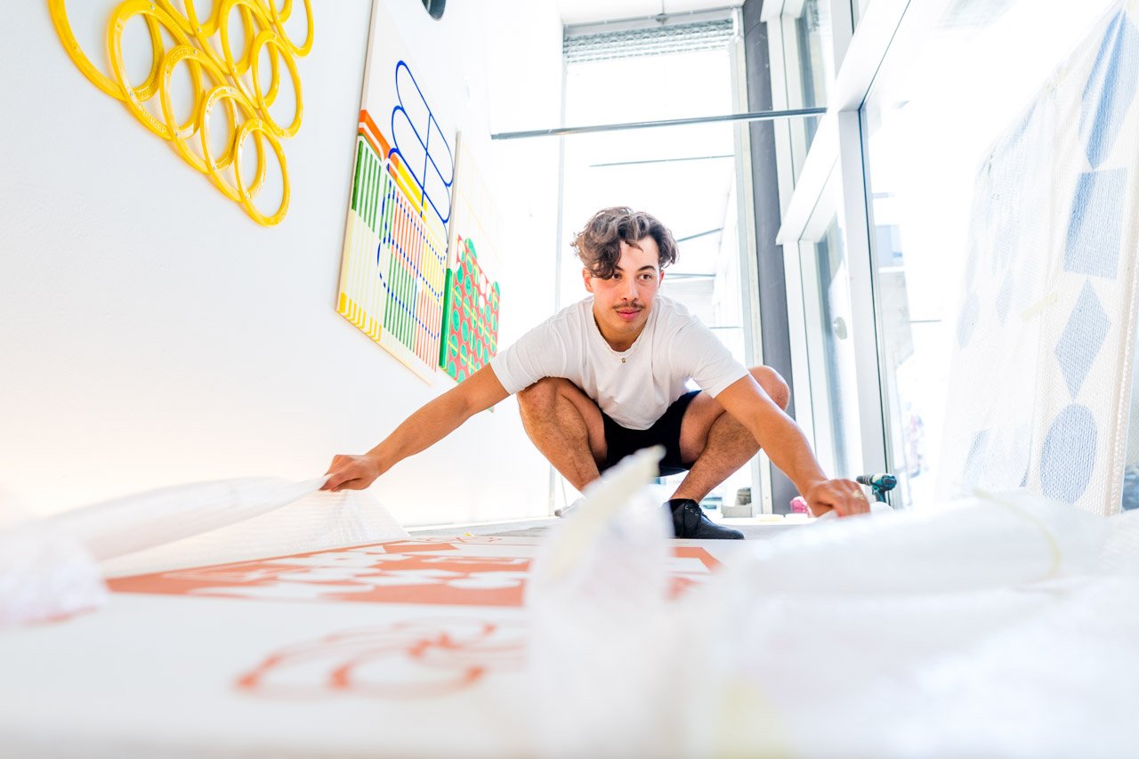 Nazif Lopulissa installeert 'Playgrounds' in HAL 6, de etalage van de Kunsthal. Foto Marco De Swart Opbouw-KunsthalLight18_NazifLopulissa_fotosMarcoDeSwart-LR (21).JPG