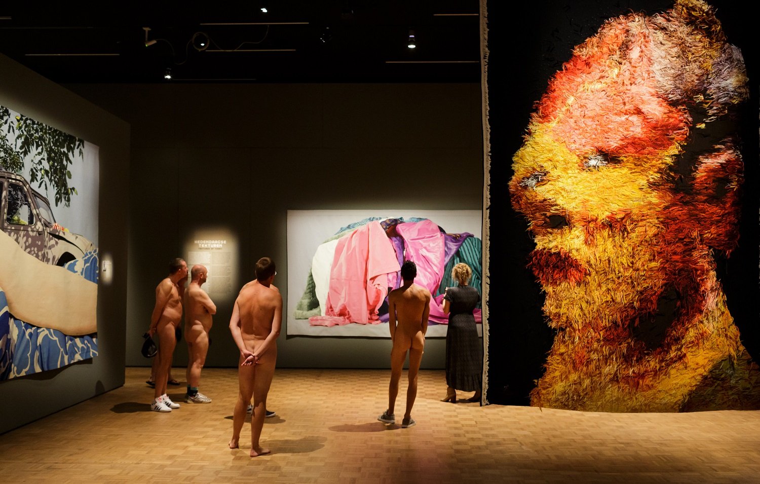Participants of the Naked Tour in the exhibition Extra Large, photo Fred Ernst. 1_200926-FE0332-FredErnst-30cm.LR.jpg