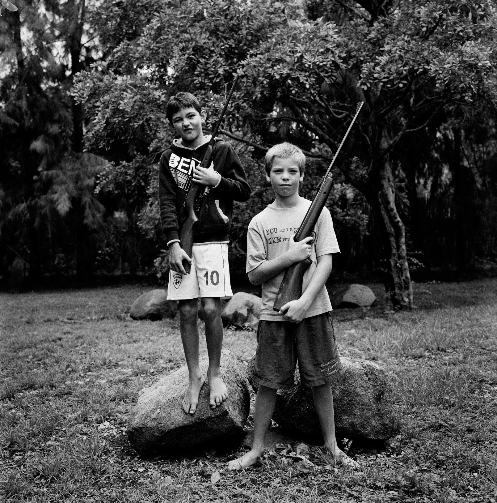 Katharine Cooper, Boys with pellet guns on Ledbury Farm, Mazowe, Zimbabwe, 2013, foto ©Katharine Cooper, courtesy of Flatland Gallery 5. Katharine Cooper, Boys with pellet guns on Ledbury Farm, Mazowe, Zimbabwe, 2013, Photo Katharine Cooper_LR.jpg