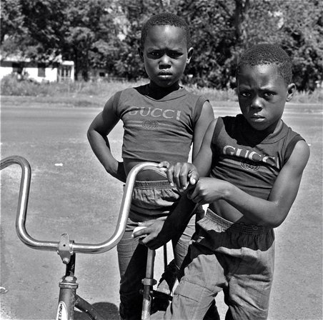 Earlie Hudnall, Gucci Brothers, 3rd Ward, Houston, TX, 1990 © foto Earlie Hudnall. Courtesy PDNB Gallery, Dallas, Texas 6. Earlie Hudnall, Gucci Brothers, 3rd Ward, Houston, TX, 1990 Courtesy PDNB Gallery, Dallas, Texas.jpg