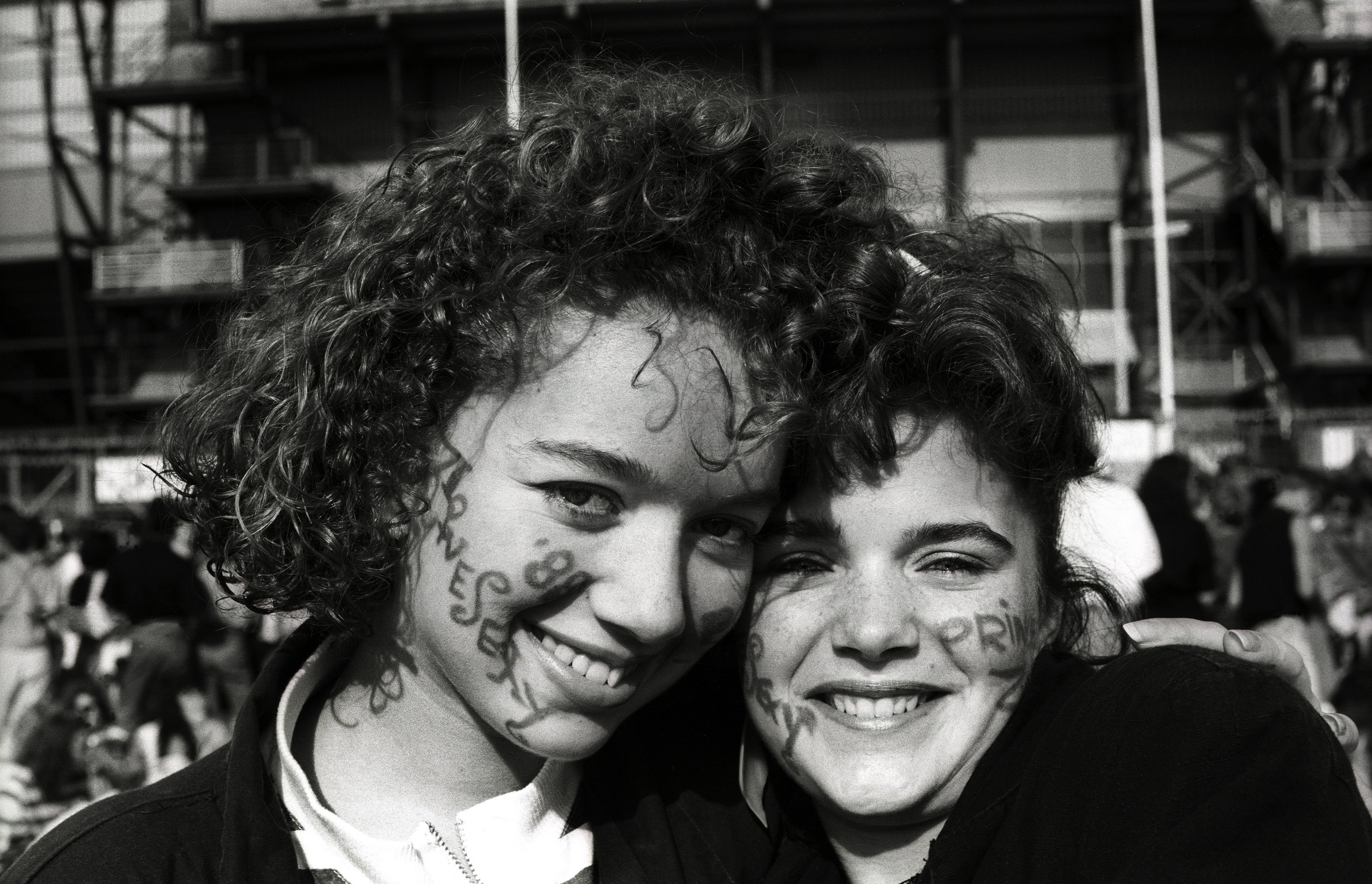 Prince fans bij De Kuip (1988) Foto: Rob Verhorst 6_Prince fans Kuip 17 8 1988 h Foto Rob Verhorst 2.jpg