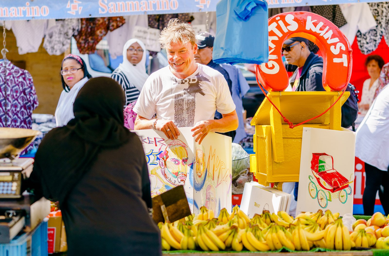 David Bade on the Afrikaandermarkt, All you can Art, Photo Marco De Swart 2. David Bade op de Afrikaandermarkt, All you can Art, foto Marco De Swart, Kunsthal Rotterdam 2019.JPG