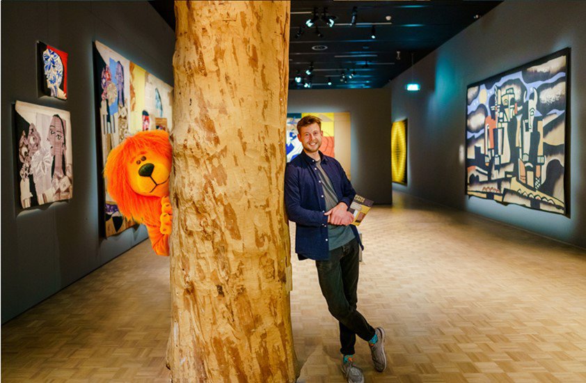 Dichter Wessel Klootwijk samen met de ING Leeuw in de tentoonstelling Extra Large. Foto Marco De Swart fotoshop leeuw zonder schaduw.jpg