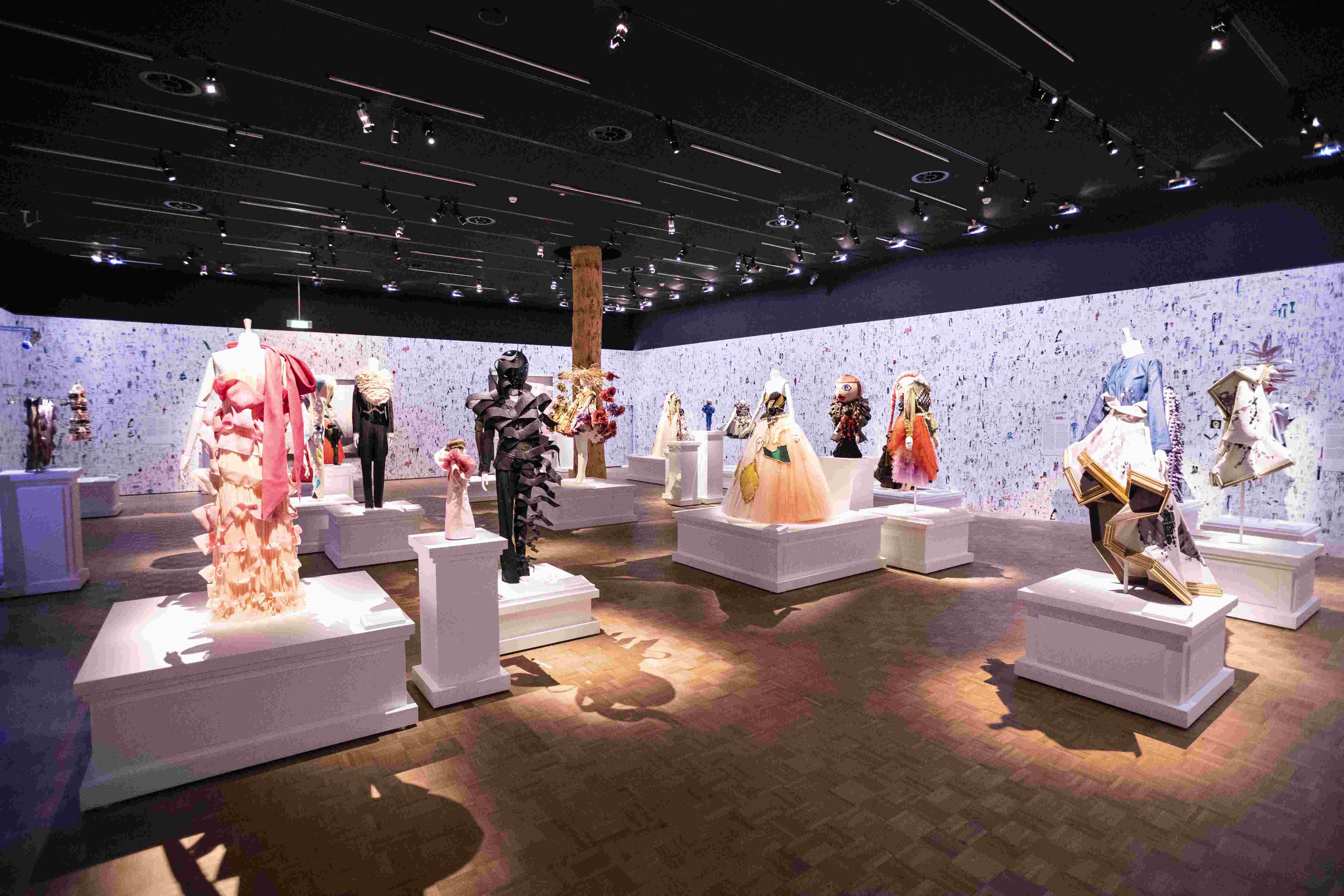 Tentoonstelling Viktor&Rolf: Fashion Artists 25 Years. Foto Marco De Swart Installation view Viktor&Rolf_MarcoDeSwart_LR.jpg