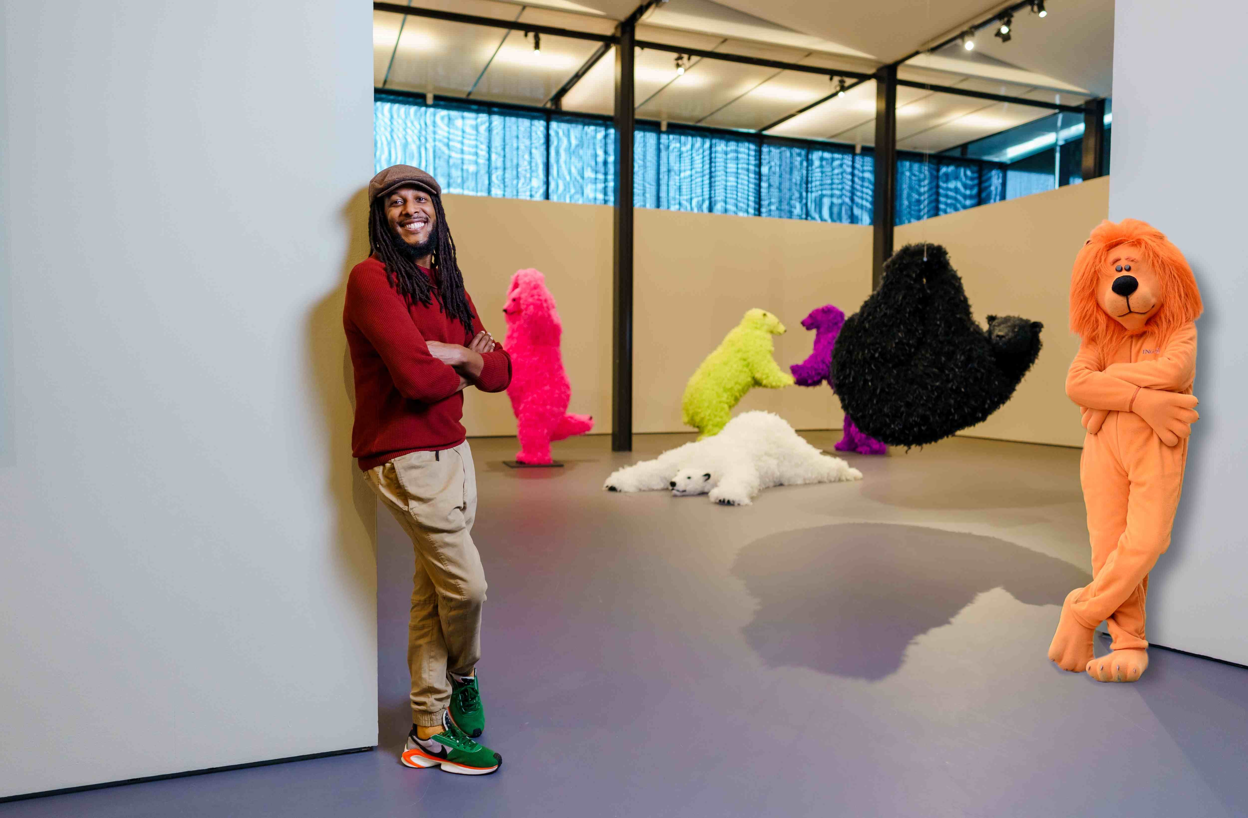 Woordkunstenaar Ivan Words samen met de ING Leeuw in de tentoonstelling We Are Animals. Foto Marco De Swart Kunstbuzz Ivan Word met ING Leeuw_Medium.jpg