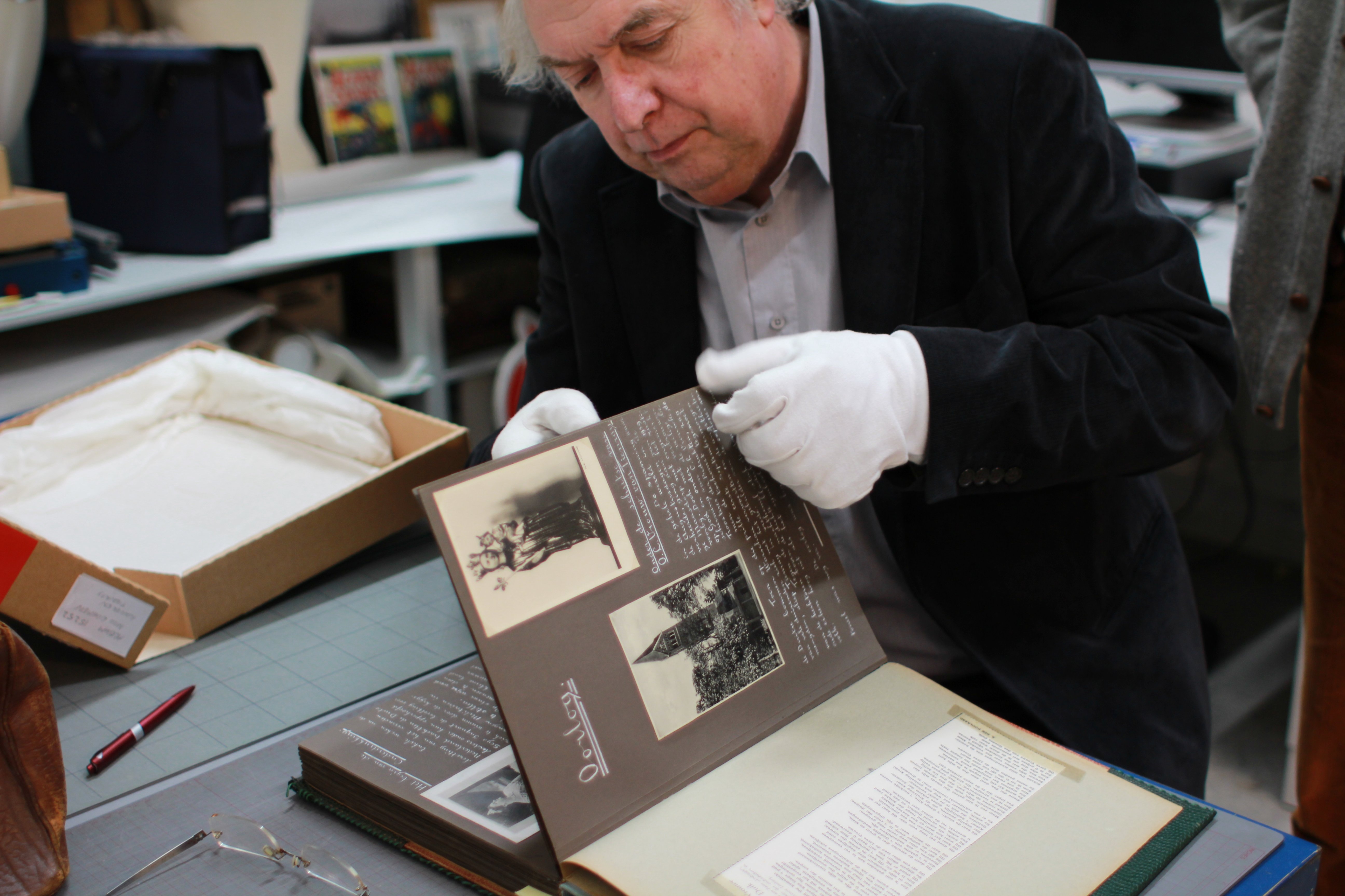 Gastcurator Ad van Liempt op zoek naar voorwerpen 01 - Gastcurator Ad van Liempt op zoek naar voorwerpen.jpg