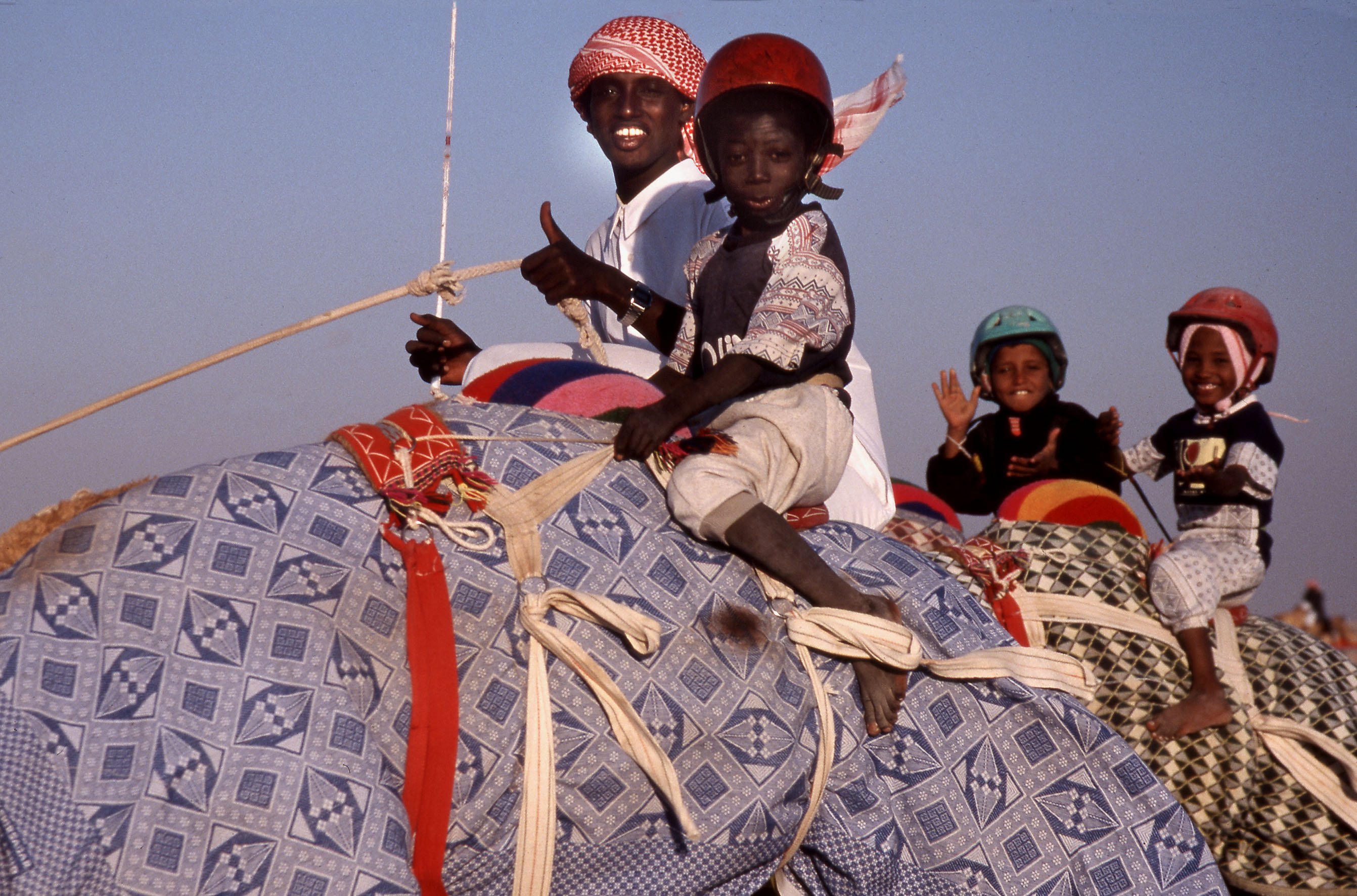Training van kind-jockeys op de renbaan van Qatar, 1998 06. Eddy Posthuma de Boer.jpg