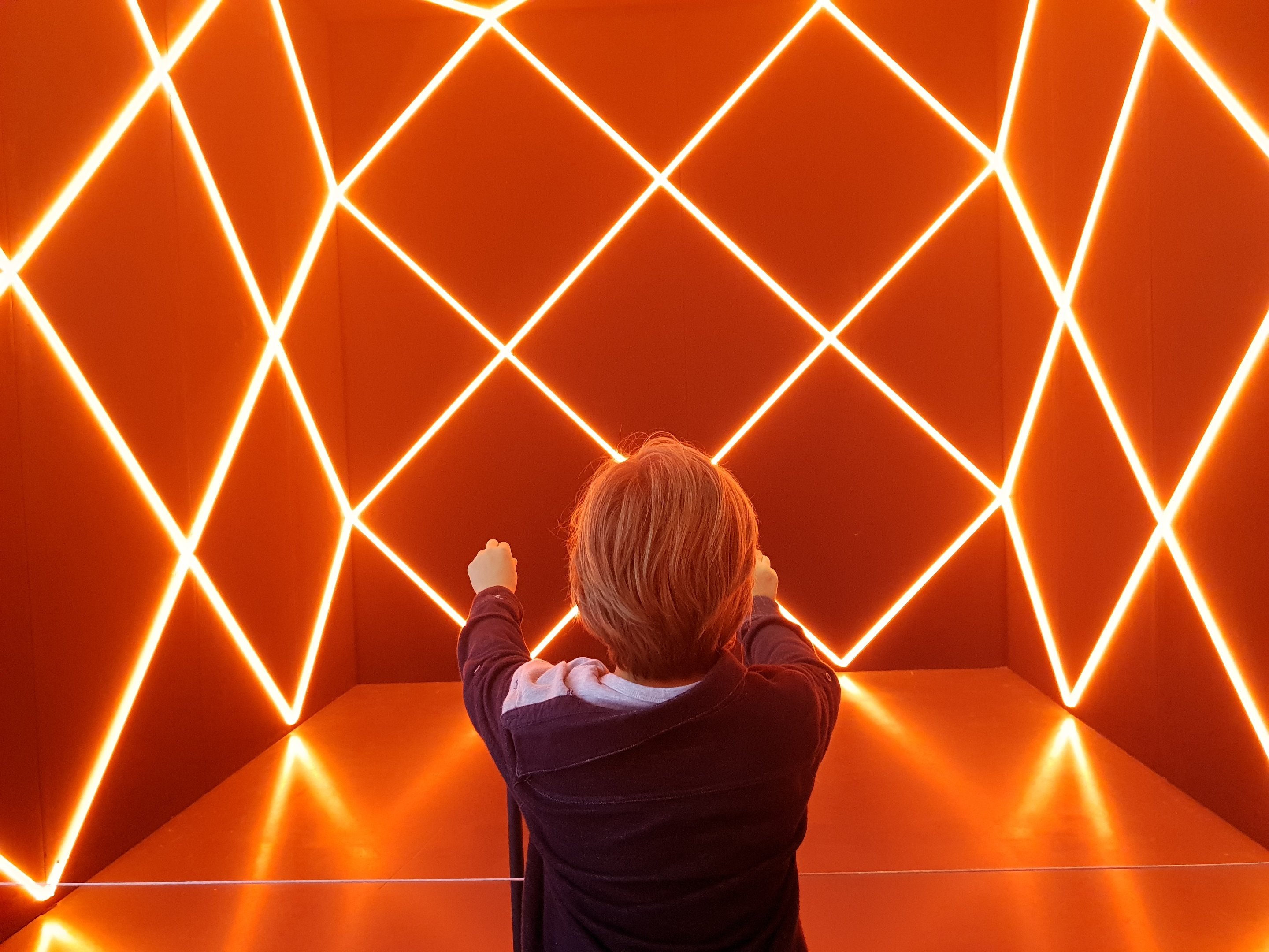 François Morellet, Cabane avec 2 trames 45°-135° de néons interférents,1972, foto Sabine Gilhuijs 20180922_180438.jpg