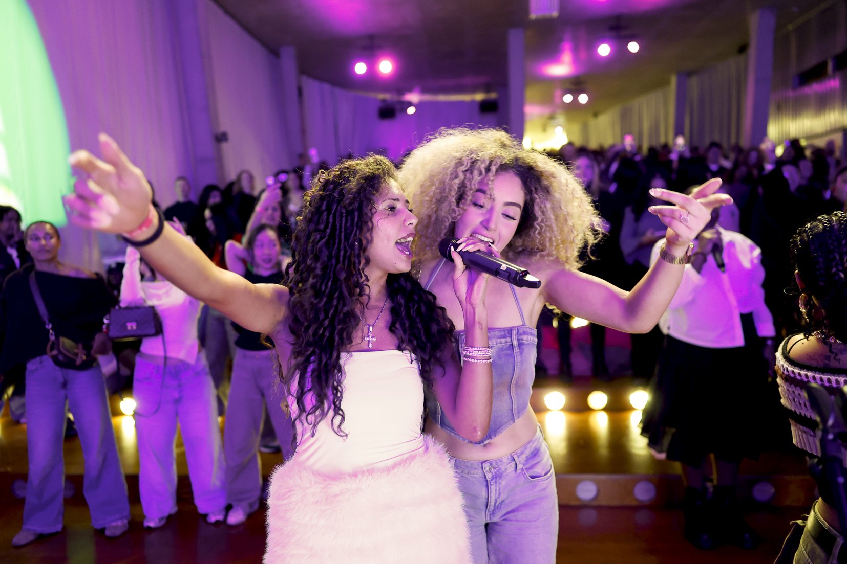 Pretty Girls Like Karaoke. Foto: Bas Czerwinski Friday Night LIVE x PGLTM Kunsthal Rotterdam foto Bas Czerwinski (144).JPG