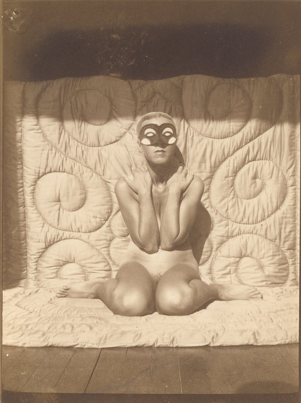 7. Claude Cahun en Marcel Moore_Untitled (Cahun on quilt) c. 1928_LR.jpg