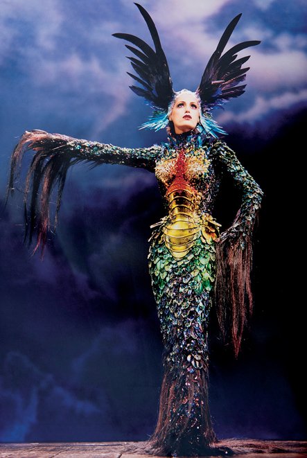 Alan Strutt, Yasmin Le Bon, Palladium, London, 1997 ; Evening Standard Magazine, October 1997. Photo: © Alan Strutt. Outfit : Thierry Mugler, La Chimère collection, “La Chimère” gown, haute couture fall/winter 1997–1998. 1.Alan Strutt, Yasmin Le Bon, Palladium, Londen, 1997_ Evening Standard Magazine, oktober 1997. Foto ©Alan Strutt_LR.jpg