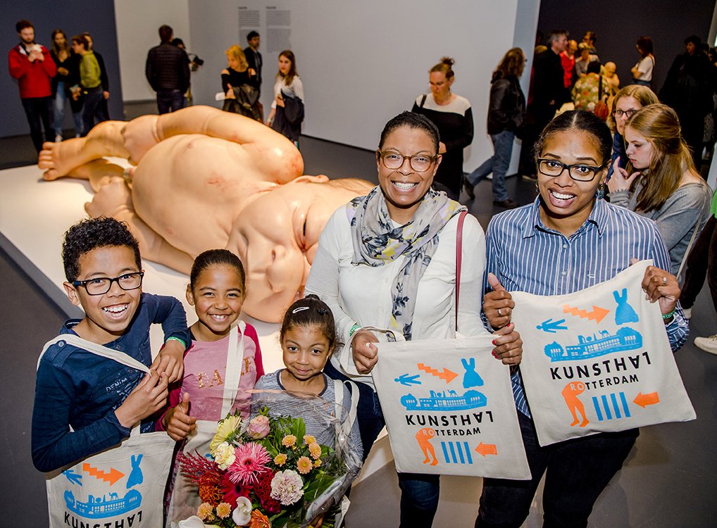Familie Willemse - Sabajo in de Kunsthal. Foto: Fred Ernst 100.000e bezoeker Hyperrealisme Sculptuur_Kunsthal_foto Marco De Swart 1 LR.jpg