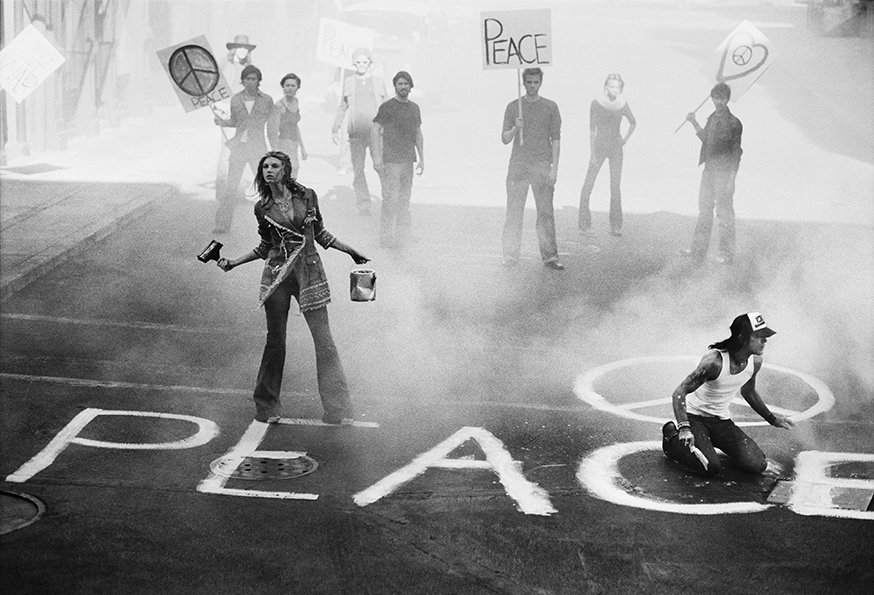 Angela Lindvall & Chris Dye, Warner Bros Studios, Burbank, California, USA, 2004 Harper’s Bazaar © Peter Lindbergh (Courtesy of Peter Lindbergh, Paris / Gagosian Gallery) KUNSTHAL_LIND.013.jpg