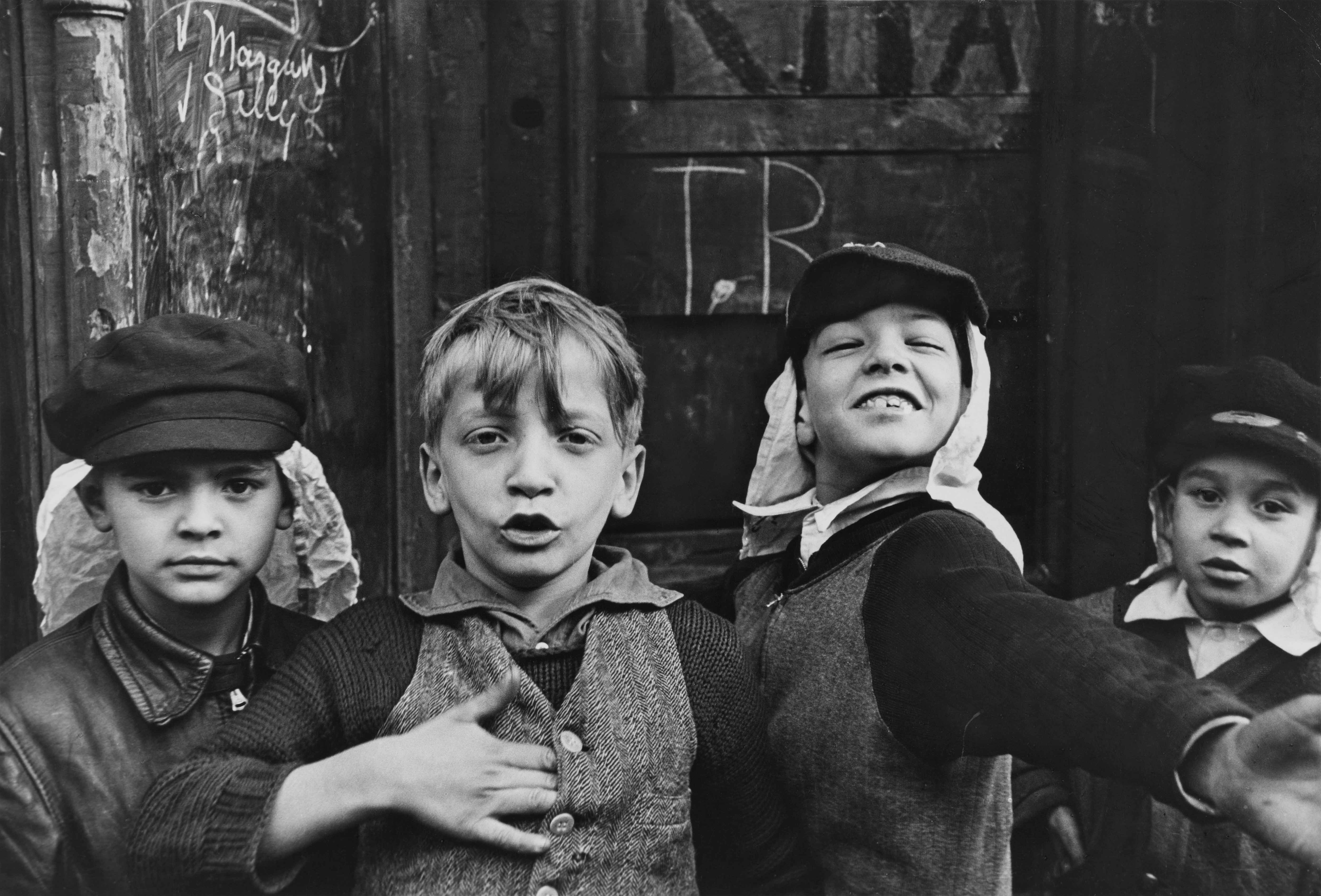 7_Helen Levitt_N.Y._1940_LR.jpg
