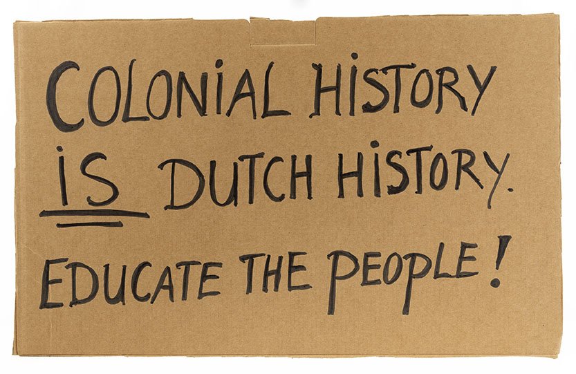 Herkennen Herbouwen - Gauri Malhoe Protestbord of actiebord Black Lives Matter: “Colonial history / is Dutch history / educate the people!”, 2020