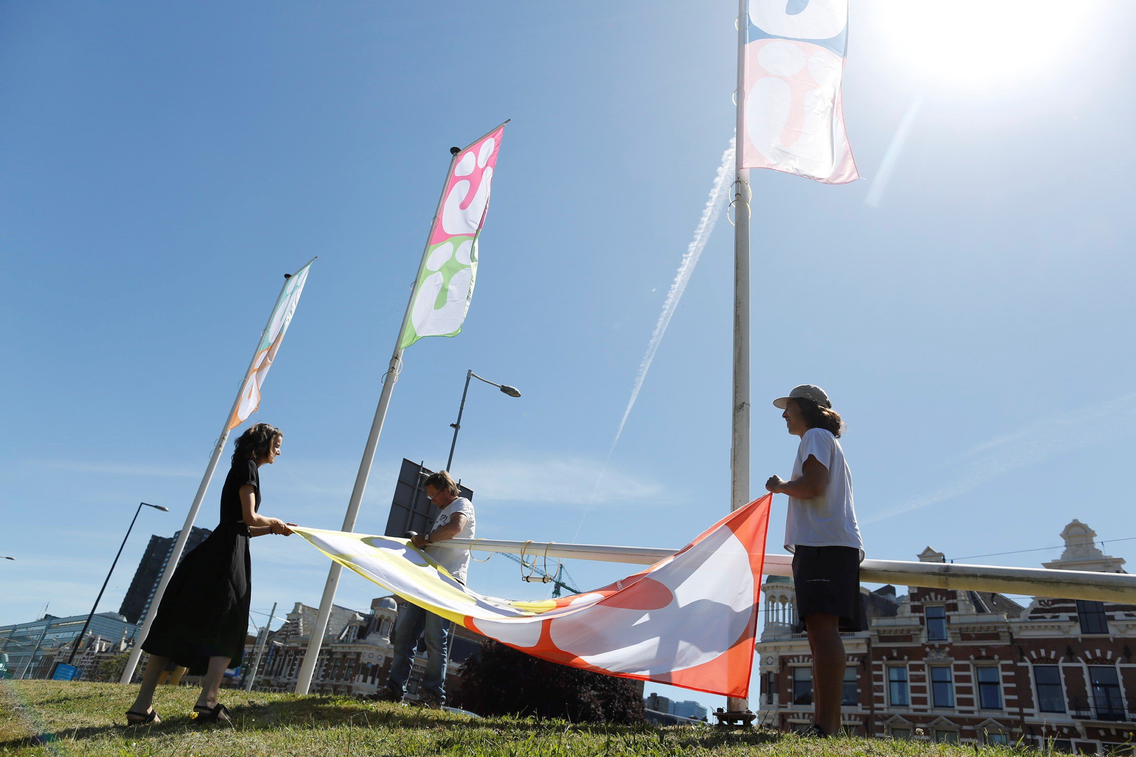 Nathanja van Dijk en Nazif Lopulissa hijsen de vlag ©Fred Ernst 7.jpg