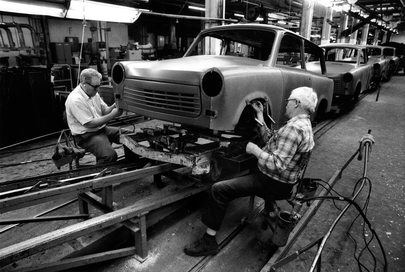1. Ode aan de Trabant - afwerken van de spatborden - Martin Roemers - LR.jpg