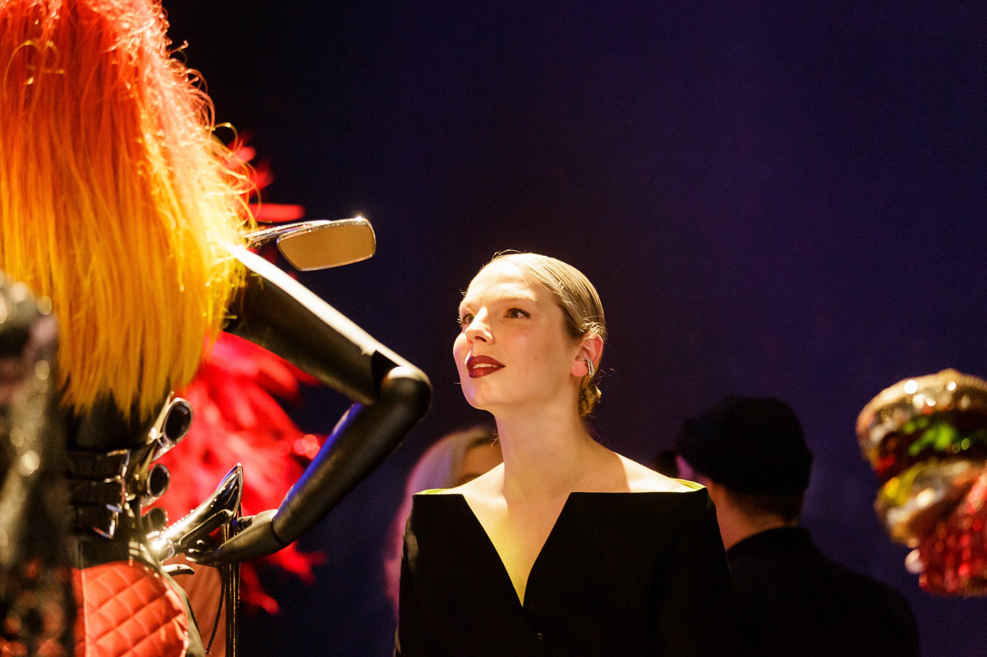 Bezoeker in de tentoonstelling 'Thierry Mugler: Couturissime', foto Fred Ernst Mugler Cocktail preview do 10 okt 2019_foto Fred Ernst_LR (5).jpg