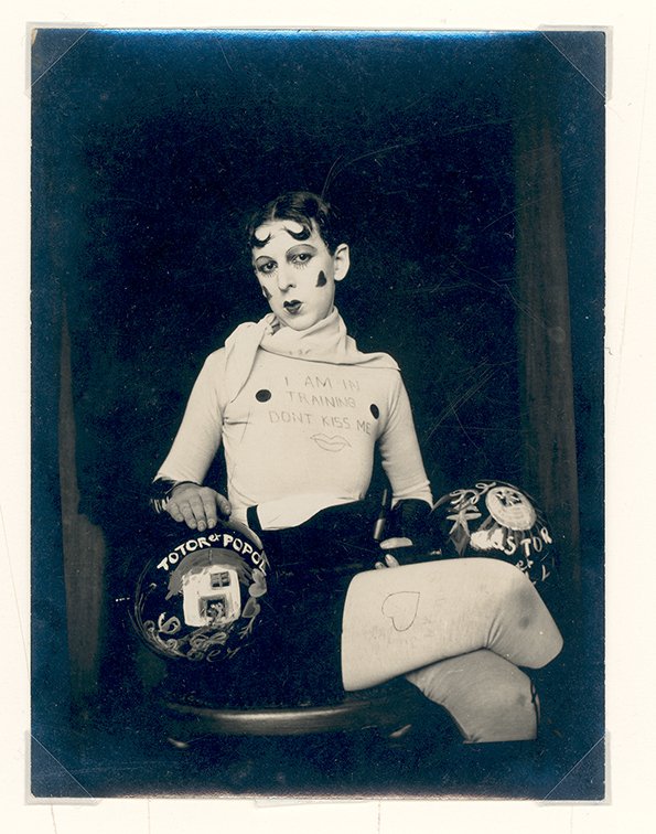 Claude Cahun en Marcel Moore, I am in training don't kiss me, 1927, Courtesy of the Jersey Heritage Collections 2. Claude Cahun en Marcel Moore, I am in training don't kiss me, 1927, Courtesy of the Jersey Heritage Collections.jpg