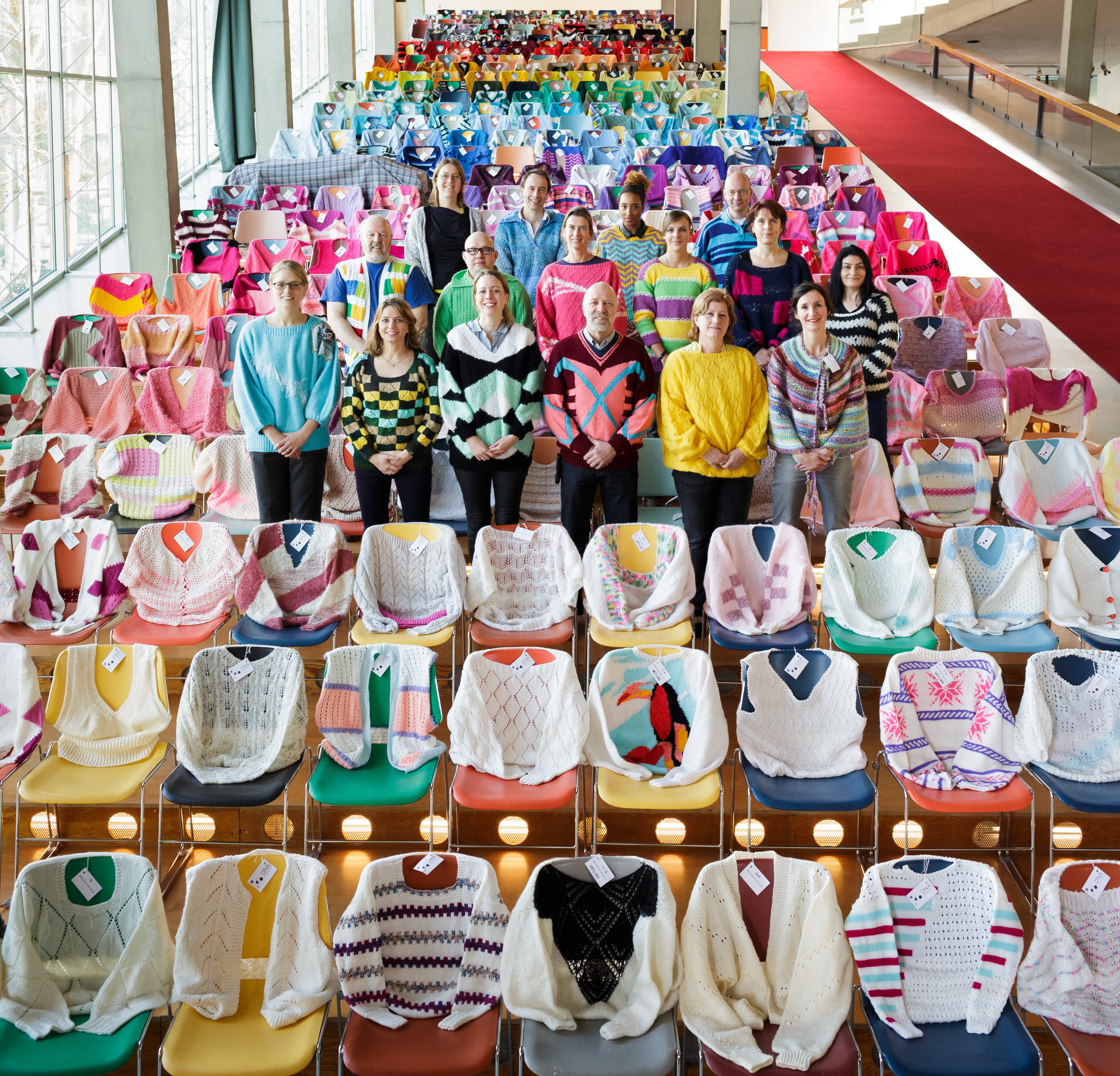 Kunsthal team staat klaar voor de verkoop van de Truien van Loes.jpg