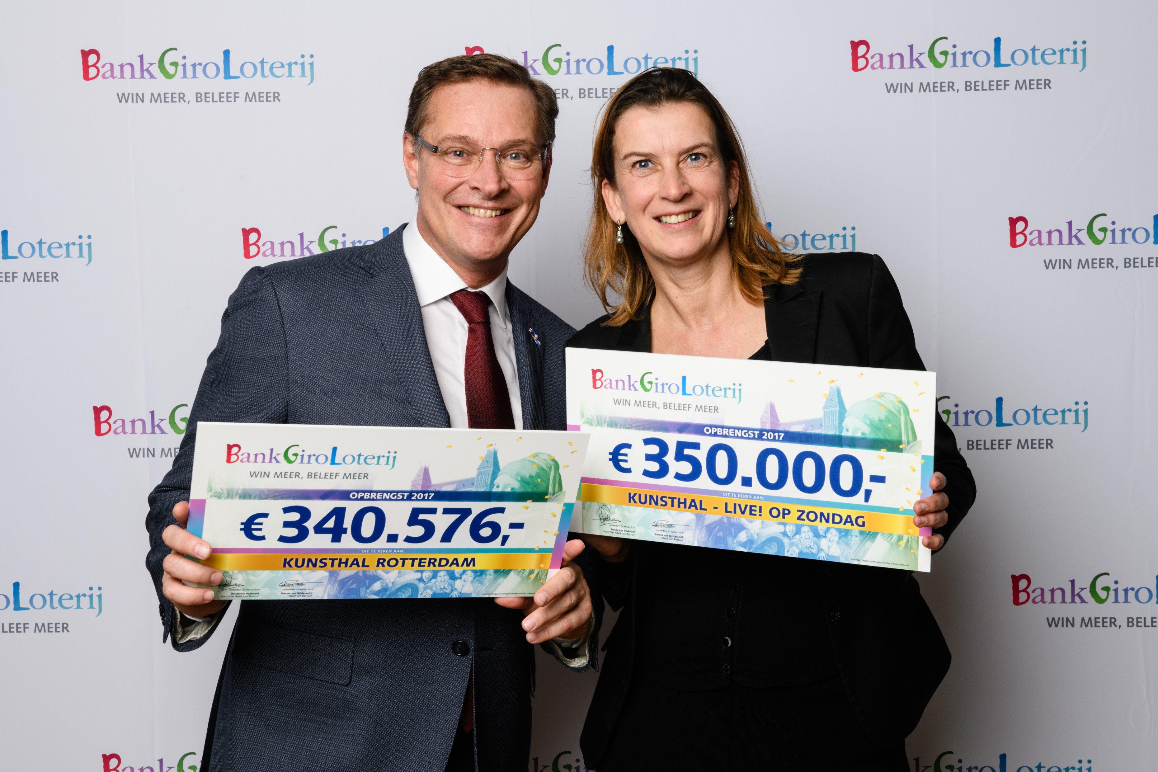 Directeur Emily Ansenk met Albert Verlinde en de BGL cheques, Goed Geld Gala 2018. Foto: Roy Beusker 3. Directeur Emily Ansenk met Albert Verlinde en de BGL cheques, Goed Geld Gala 2018, foto Roy Beusker.jpg
