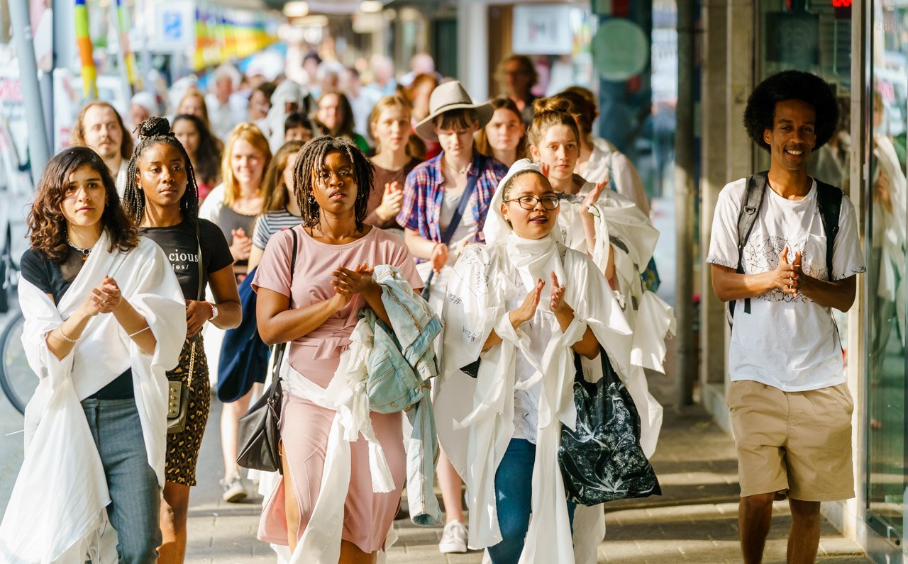Summer School students and visitors in the procession from Gemaal to Groene Hilledijk during the launch of All you can Art Aftrap All You Can Art LR 103 .JPG
