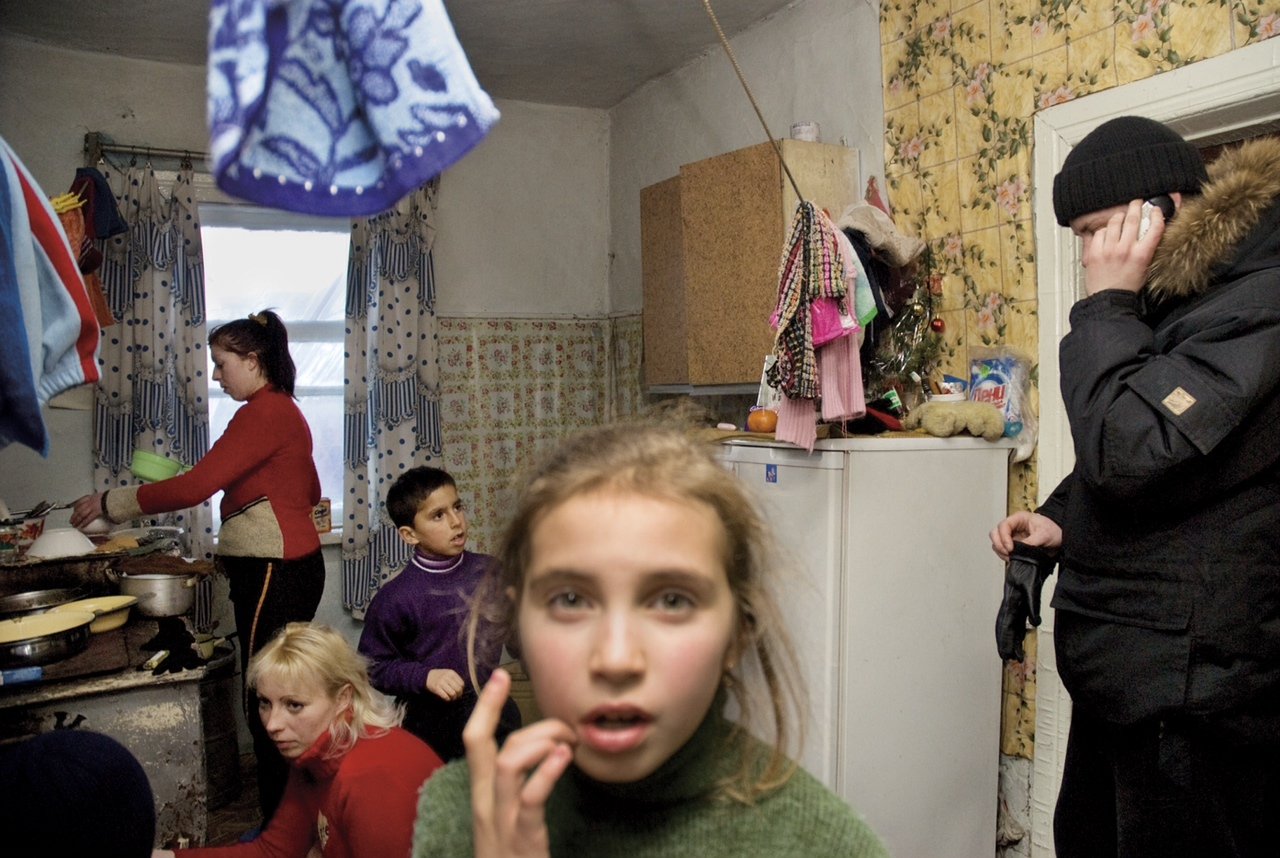 Дом бедной семьи. Бедная семья в России. Квартира бедного человека. Нищие квартиры россиян. Люди в обычной жизни.