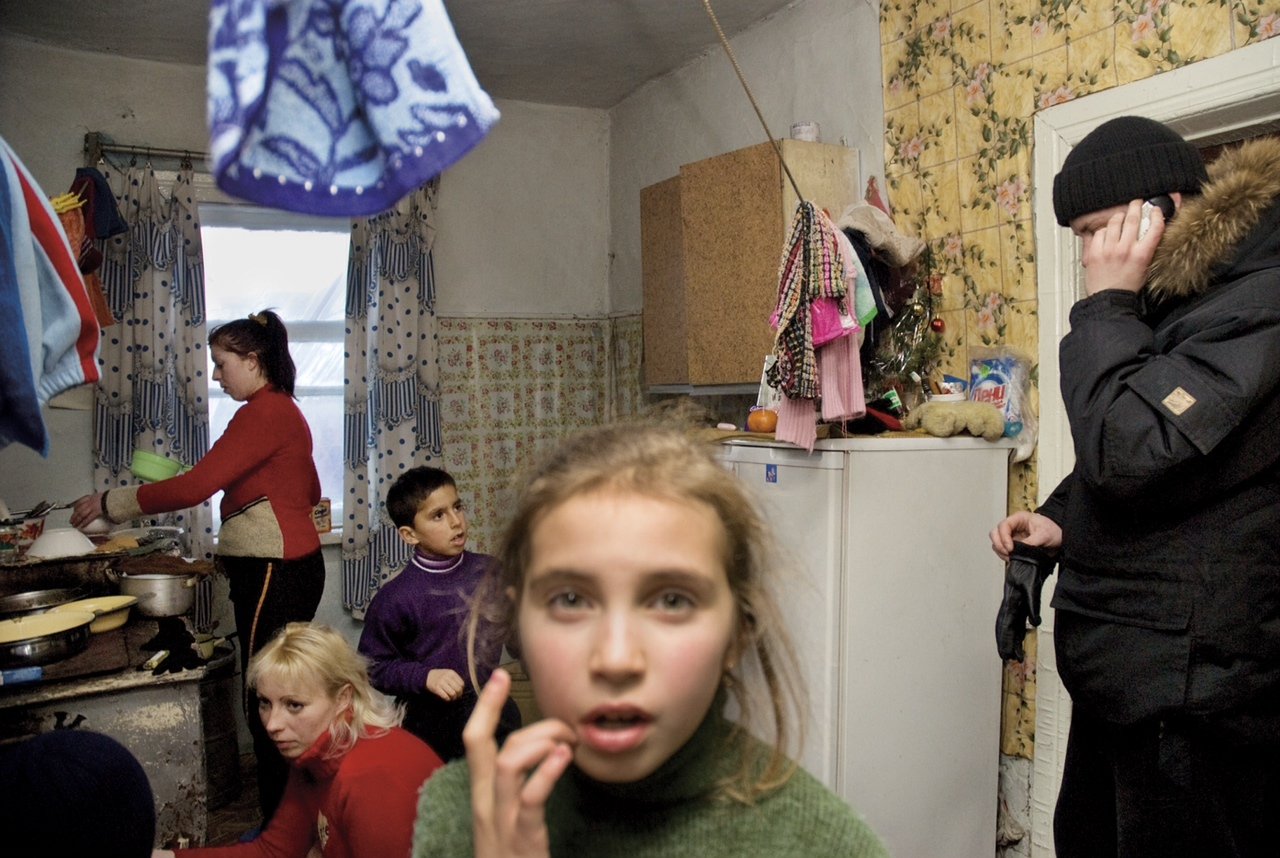 Простые люди просят. Бедная семья в России. Квартира бедного человека. Нищие квартиры россиян. Люди в обычной жизни.