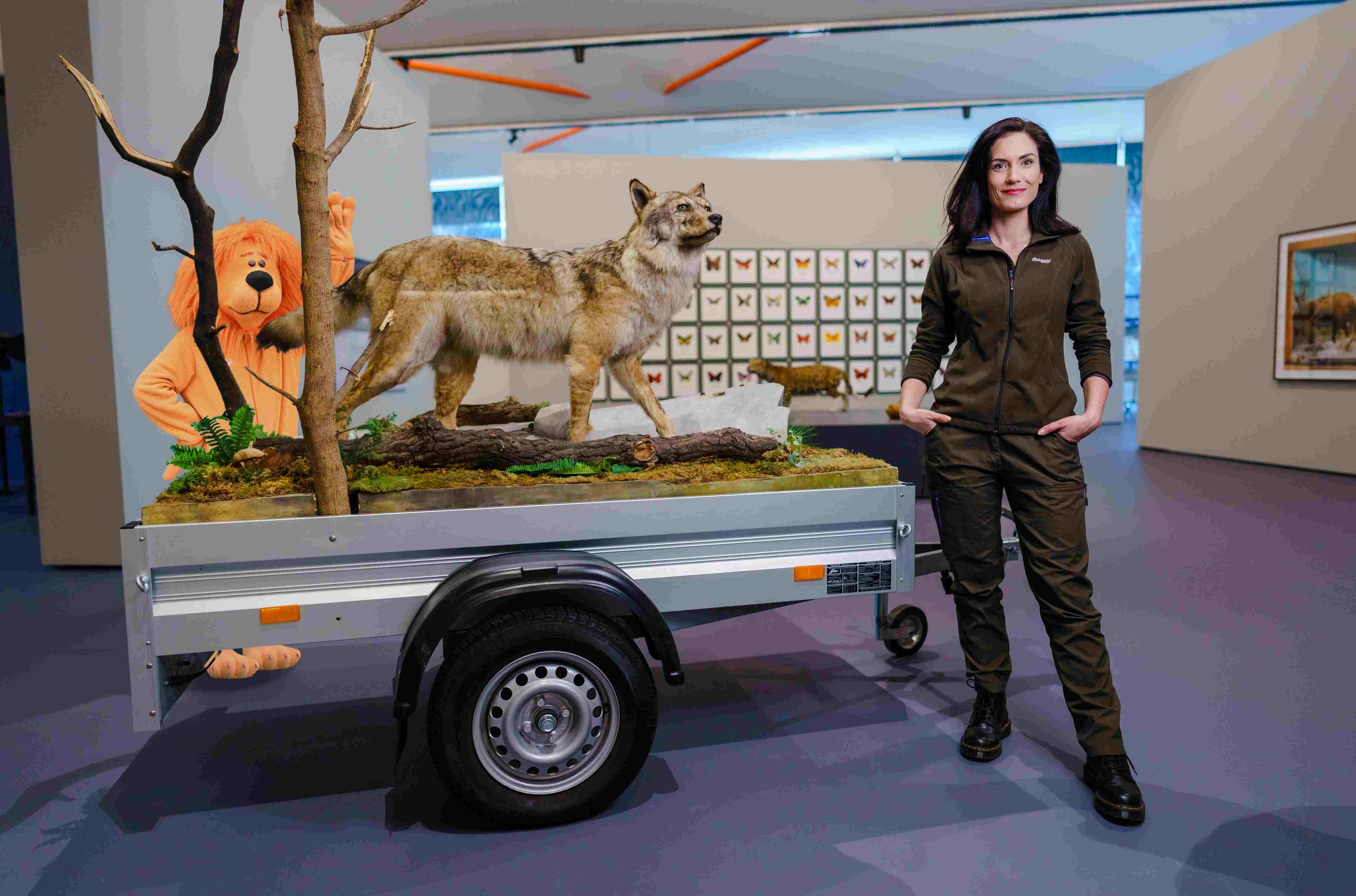 Boswachter Natascha Hokke van Natuurmonumenten samen met de ING Leeuw in de tentoonstelling We Are Animals. Foto Marco De Swart Kunstbuzz Natascha Hokke met ING Leeuw 2 LR.jpg
