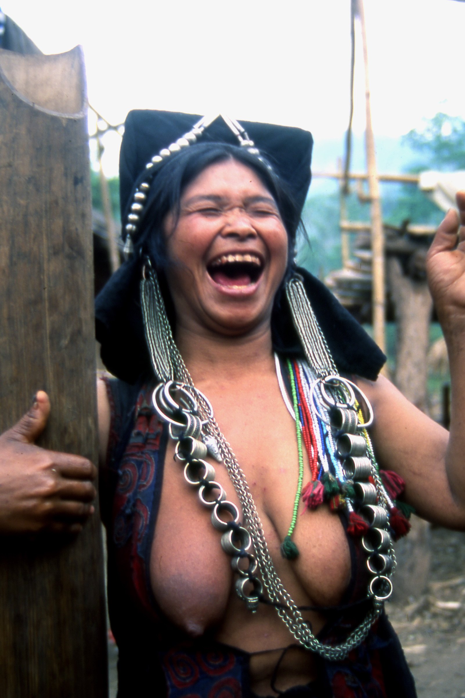 Iko vrouw met sieraden en glaskralen (Laos).jpg